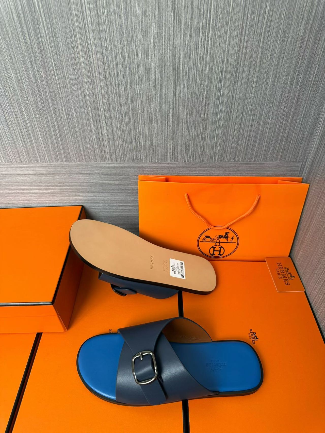 Hermès 一比一 男女款扣帶交叉皮革涼拖 亮藍撞色| 7 Hermès 一比一 男女款扣帶交叉皮革涼拖 亮藍撞色
