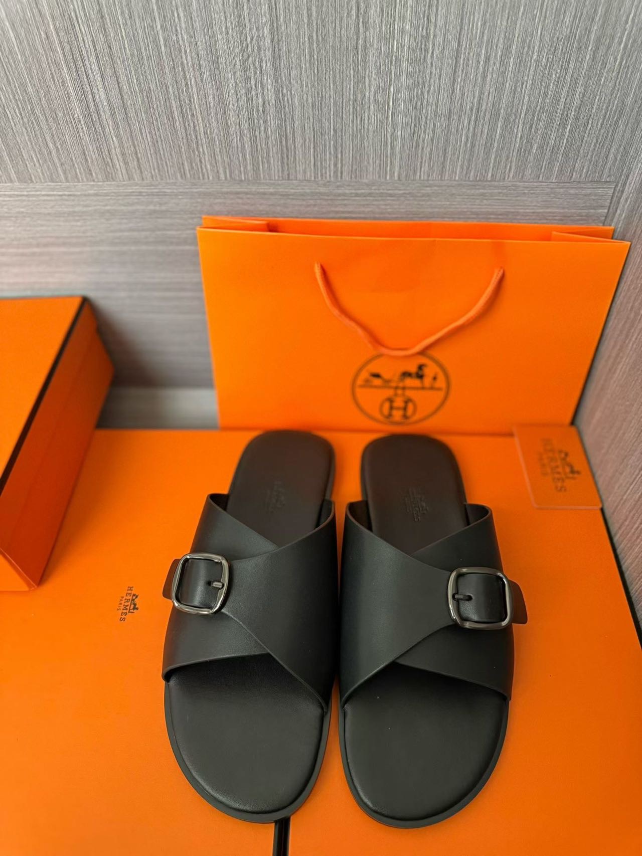 Hermès 高仿 男女款扣帶交叉皮革涼拖 全黑極簡