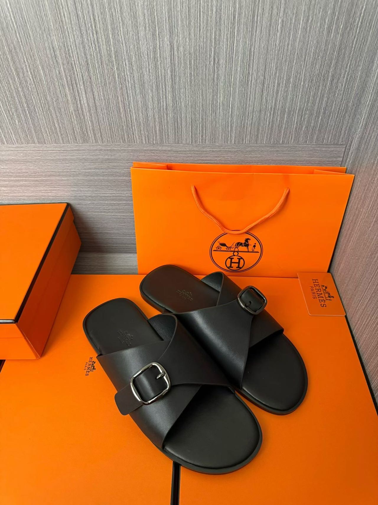 Hermès 高仿 男女款扣帶交叉皮革涼拖 全黑極簡| 14 Hermès 高仿 男女款扣帶交叉皮革涼拖 全黑極簡