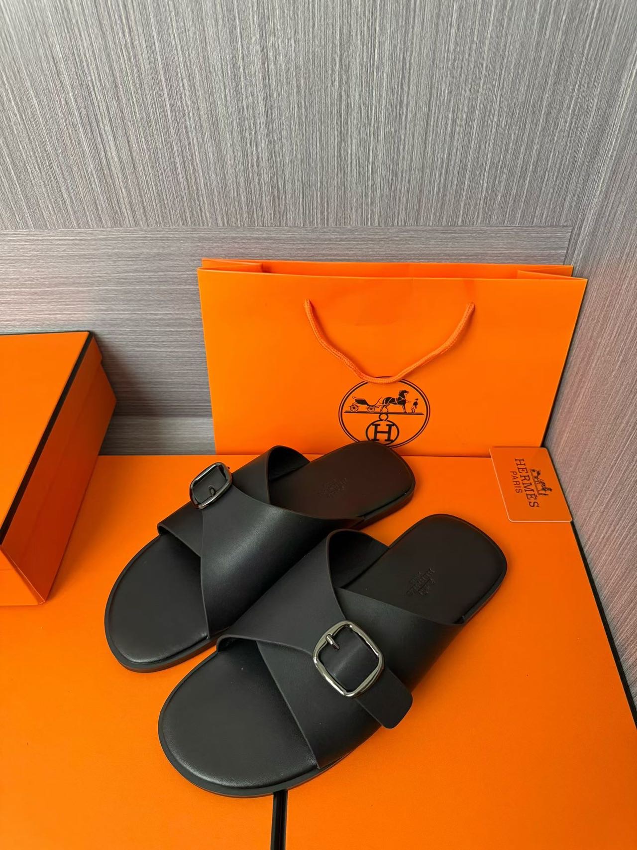 Hermès 高仿 男女款扣帶交叉皮革涼拖 全黑極簡| 13 Hermès 高仿 男女款扣帶交叉皮革涼拖 全黑極簡