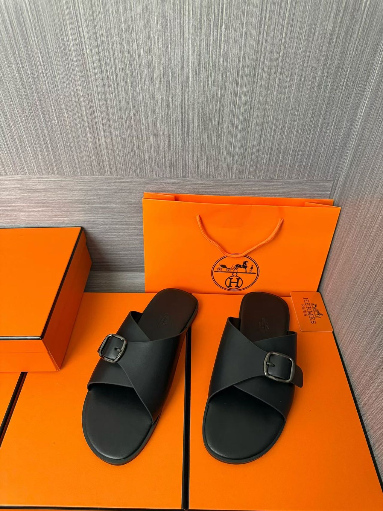 Hermès 高仿 男女款扣帶交叉皮革涼拖 全黑極簡| 12 Hermès 高仿 男女款扣帶交叉皮革涼拖 全黑極簡