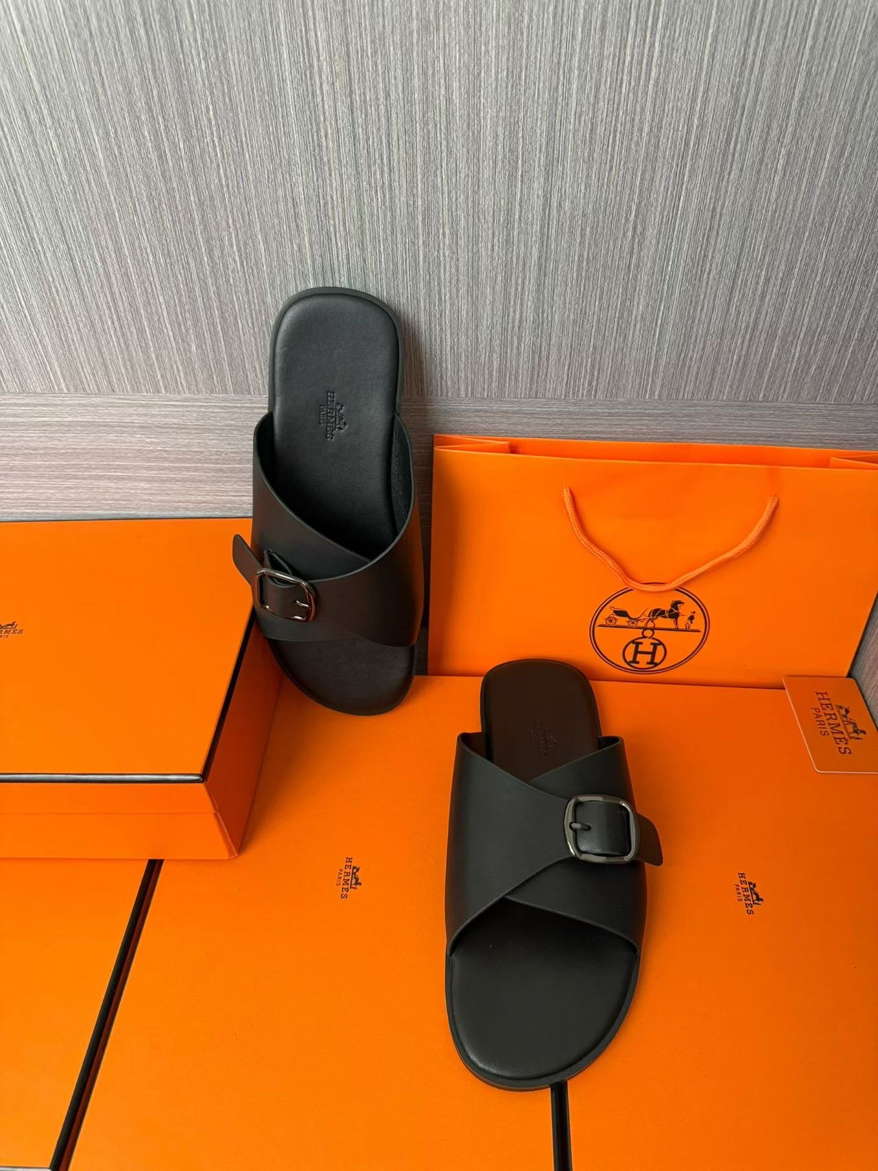 Hermès 高仿 男女款扣帶交叉皮革涼拖 全黑極簡| 10 Hermès 高仿 男女款扣帶交叉皮革涼拖 全黑極簡