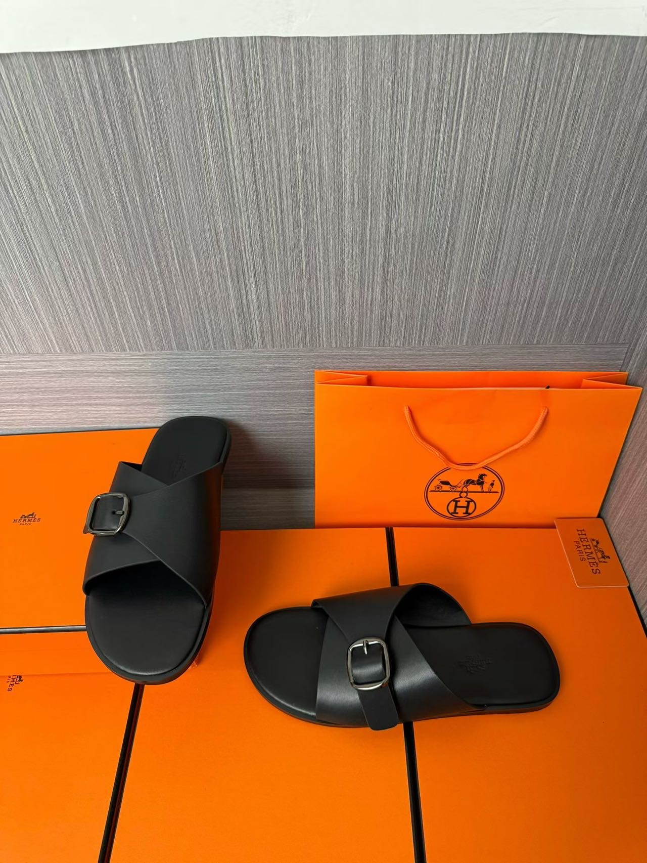 Hermès 高仿 男女款扣帶交叉皮革涼拖 全黑極簡| 9 Hermès 高仿 男女款扣帶交叉皮革涼拖 全黑極簡