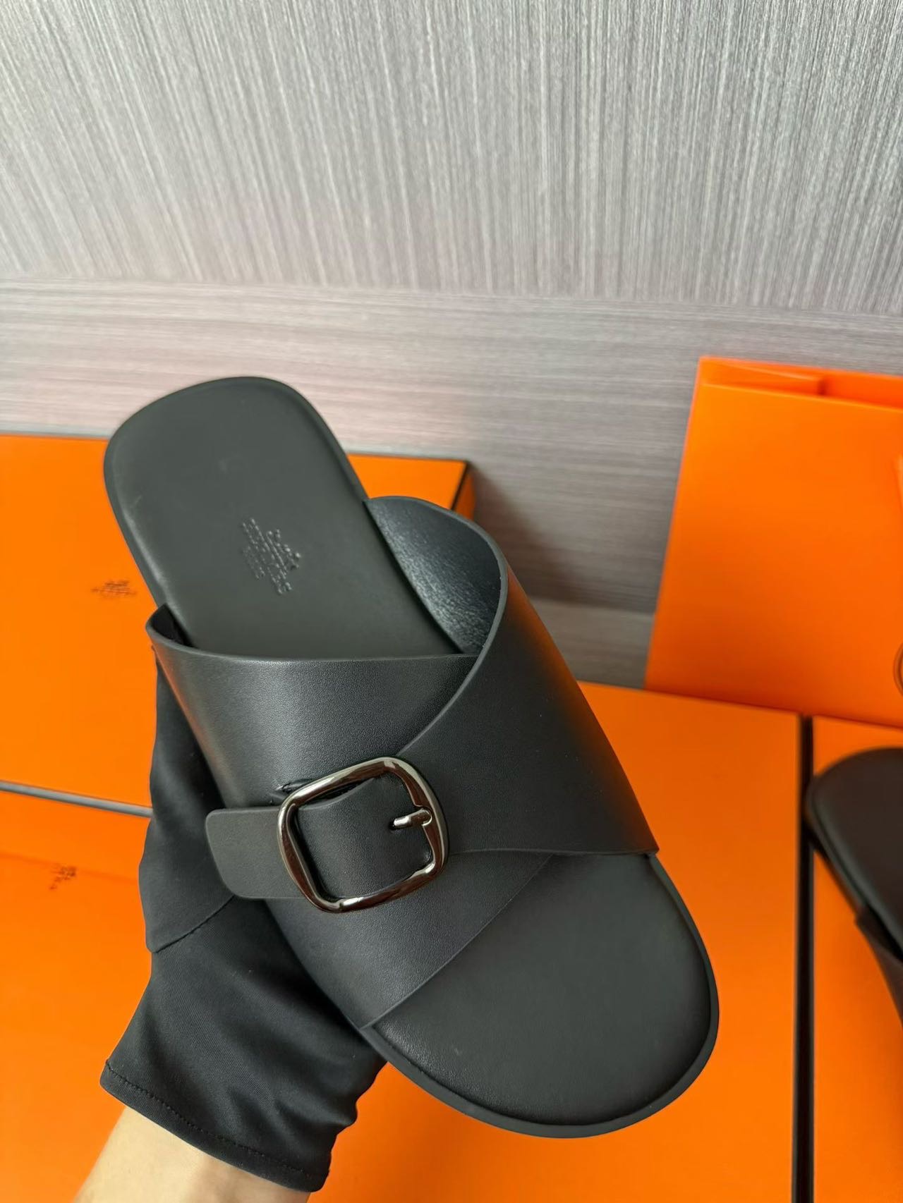 Hermès 高仿 男女款扣帶交叉皮革涼拖 全黑極簡| 8 Hermès 高仿 男女款扣帶交叉皮革涼拖 全黑極簡