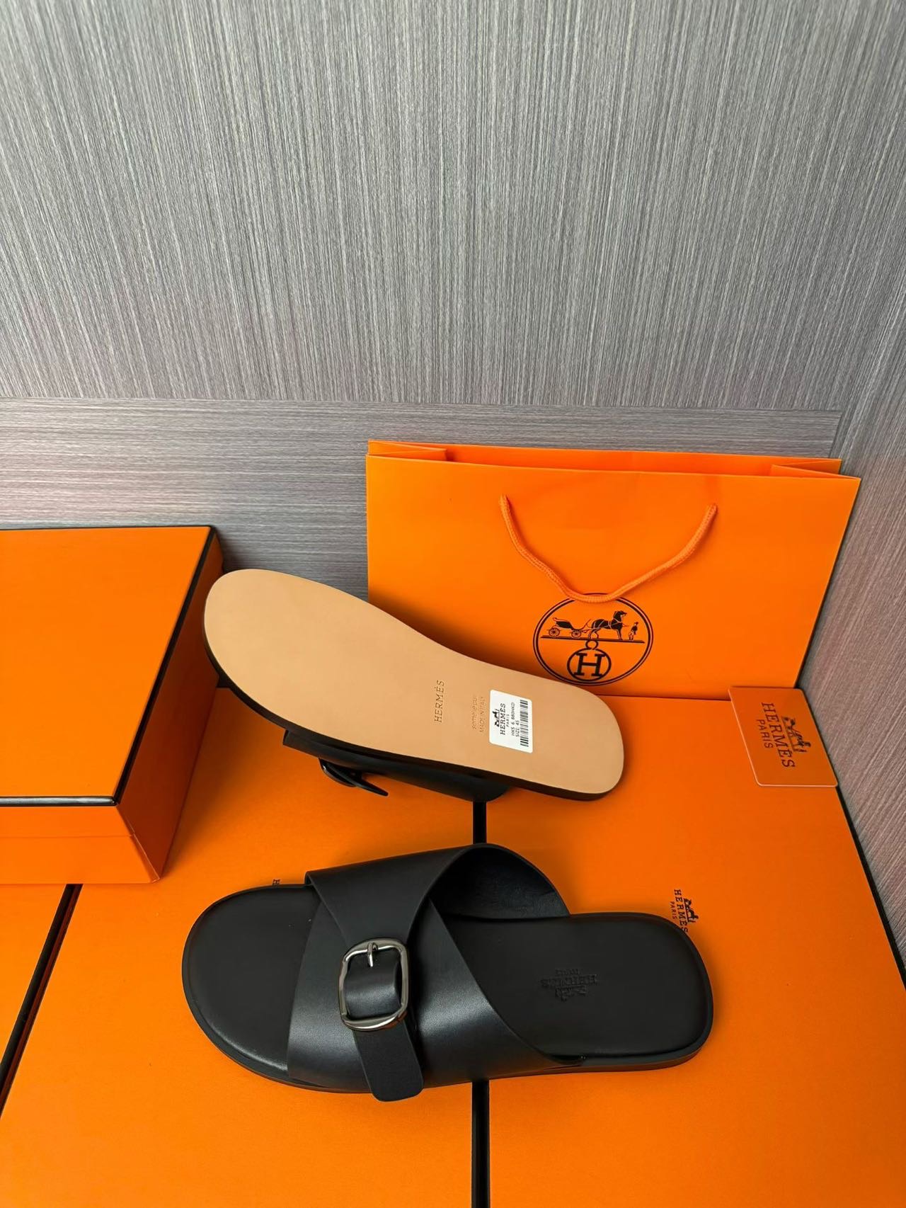Hermès 高仿 男女款扣帶交叉皮革涼拖 全黑極簡| 7 Hermès 高仿 男女款扣帶交叉皮革涼拖 全黑極簡