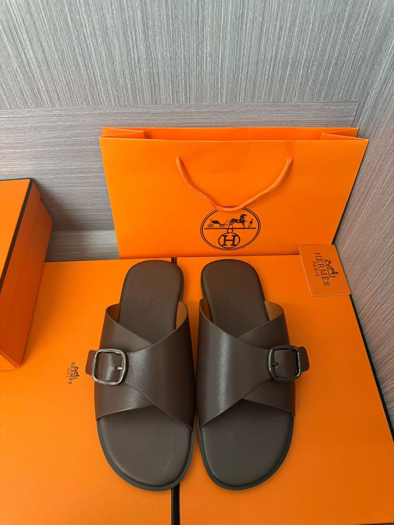 Hermès 原單 男女款扣帶交叉皮革涼拖 深咖質感