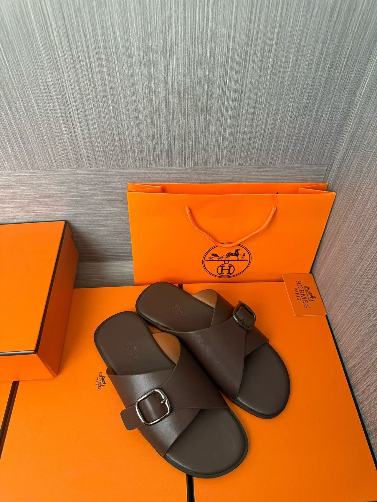 Hermès 原單 男女款扣帶交叉皮革涼拖 深咖質感| 14 Hermès 原單 男女款扣帶交叉皮革涼拖 深咖質感
