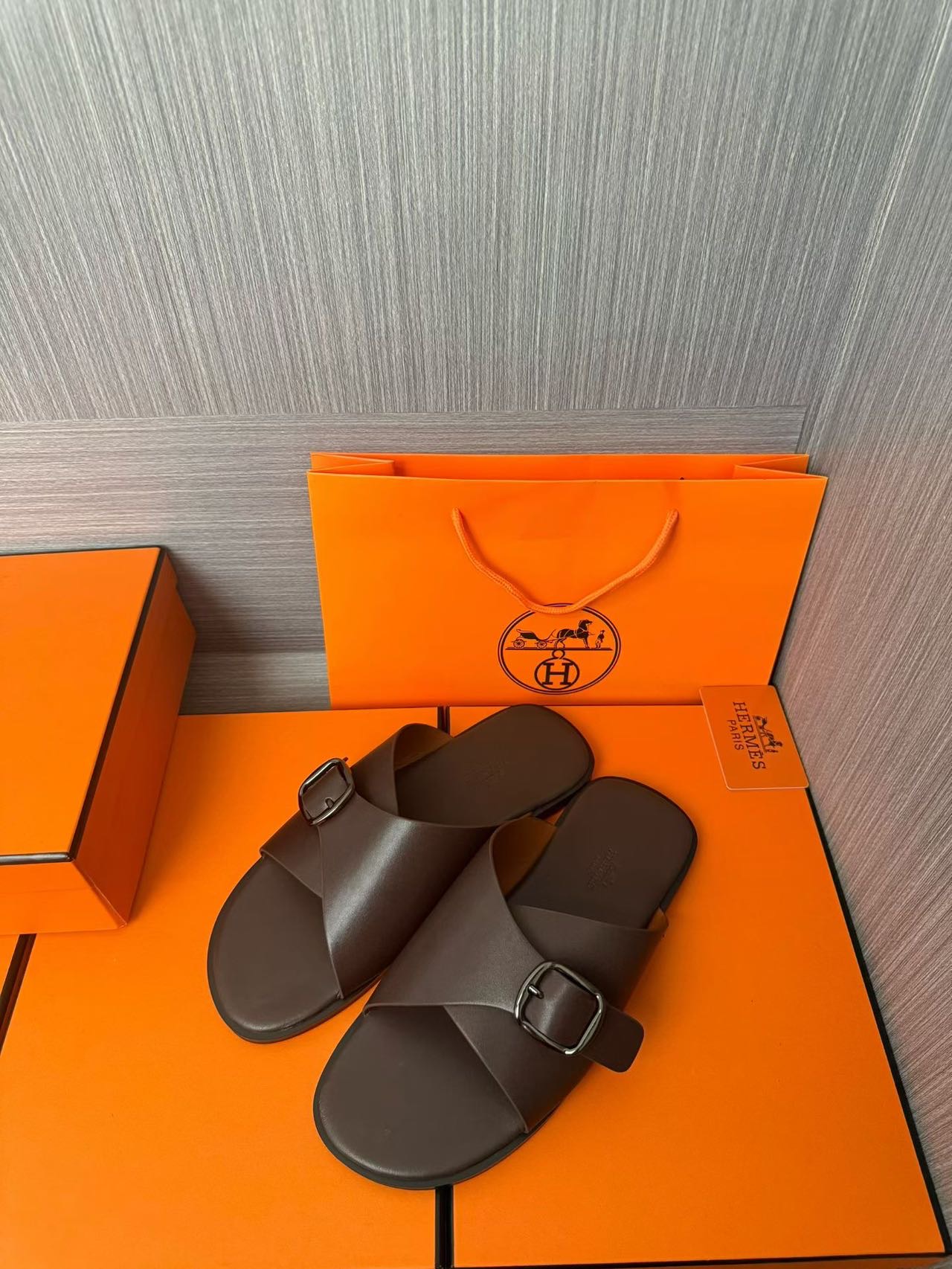 Hermès 原單 男女款扣帶交叉皮革涼拖 深咖質感| 13 Hermès 原單 男女款扣帶交叉皮革涼拖 深咖質感