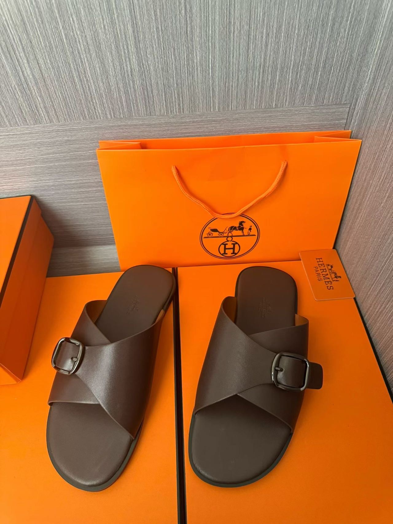 Hermès 原單 男女款扣帶交叉皮革涼拖 深咖質感| 12 Hermès 原單 男女款扣帶交叉皮革涼拖 深咖質感