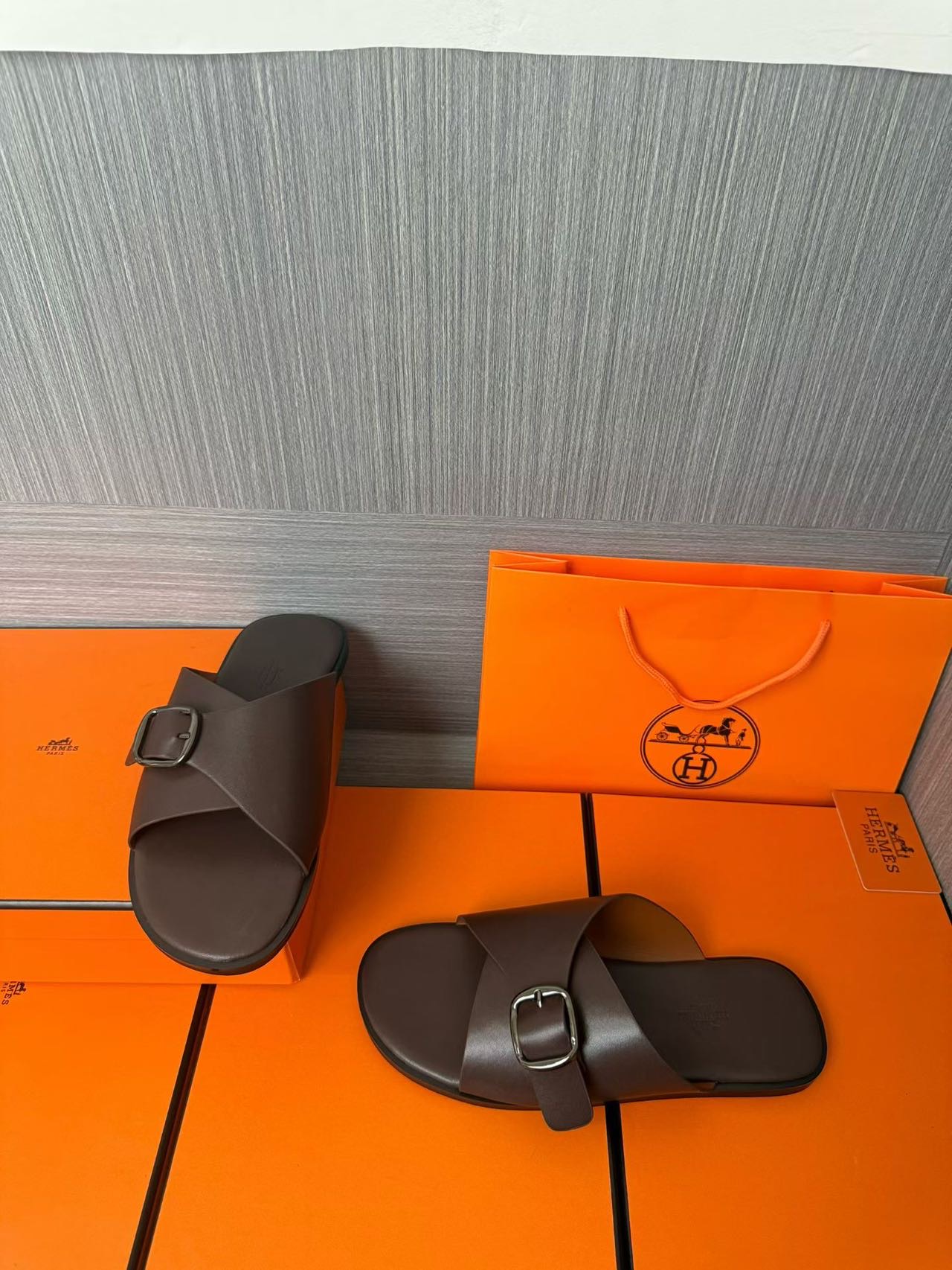 Hermès 原單 男女款扣帶交叉皮革涼拖 深咖質感| 10 Hermès 原單 男女款扣帶交叉皮革涼拖 深咖質感
