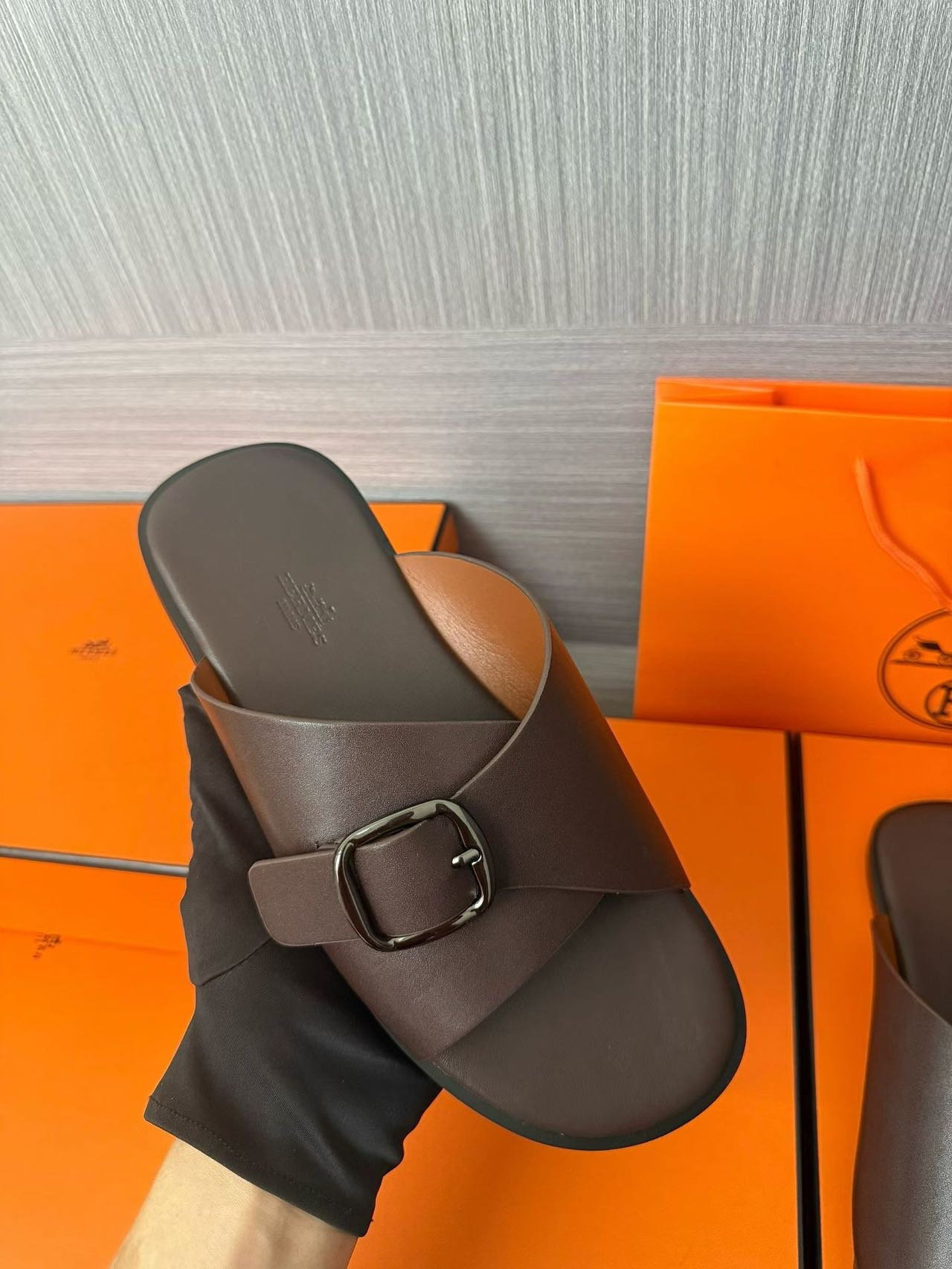 Hermès 原單 男女款扣帶交叉皮革涼拖 深咖質感| 9 Hermès 原單 男女款扣帶交叉皮革涼拖 深咖質感