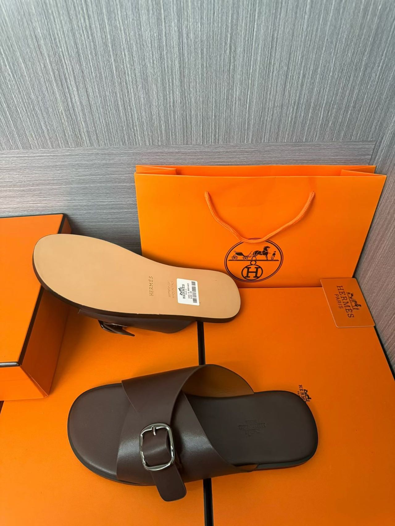 Hermès 原單 男女款扣帶交叉皮革涼拖 深咖質感| 8 Hermès 原單 男女款扣帶交叉皮革涼拖 深咖質感