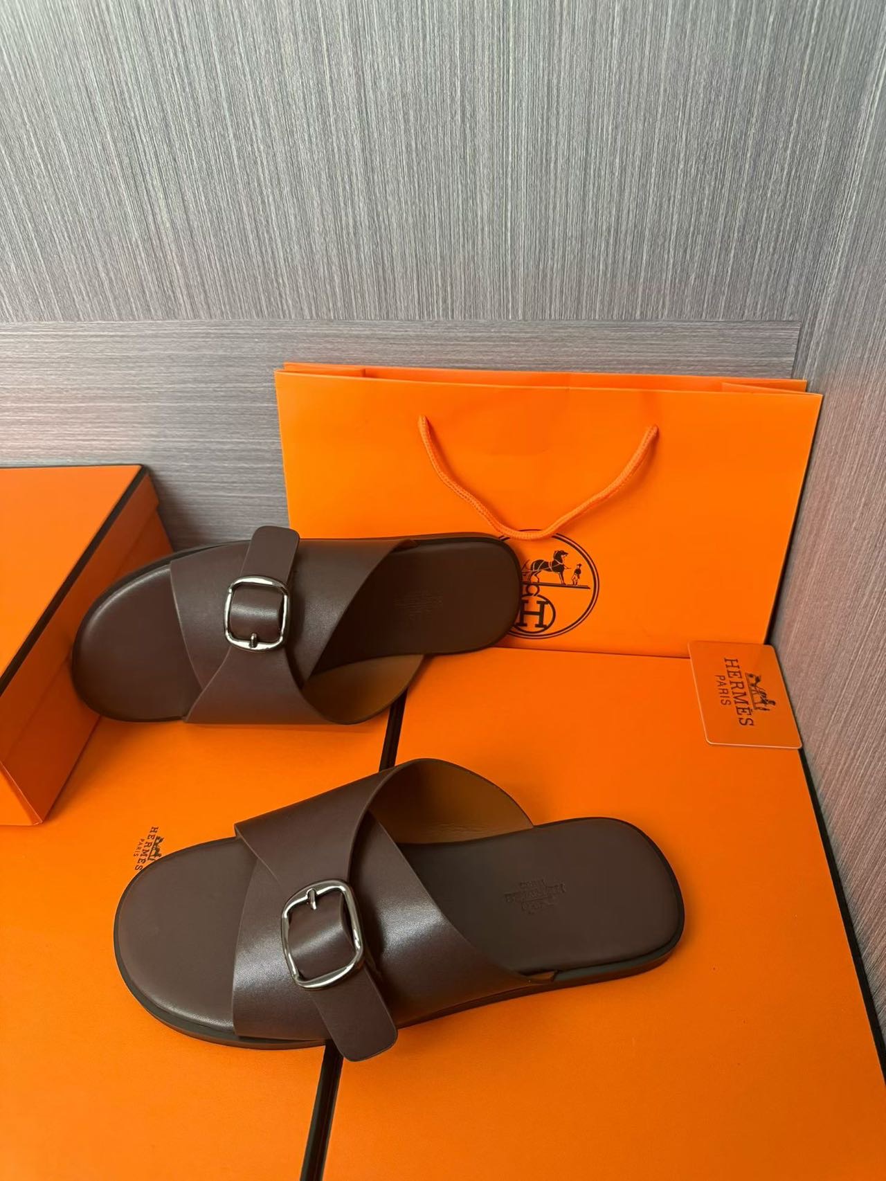 Hermès 原單 男女款扣帶交叉皮革涼拖 深咖質感| 7 Hermès 原單 男女款扣帶交叉皮革涼拖 深咖質感