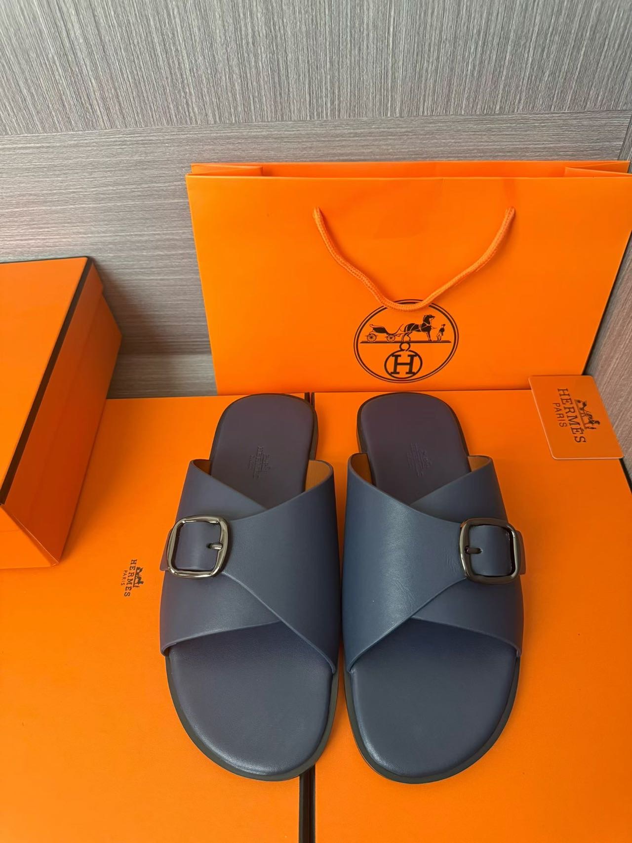 Hermès 一比一 男女款扣帶交叉皮革涼拖 霧藍質感