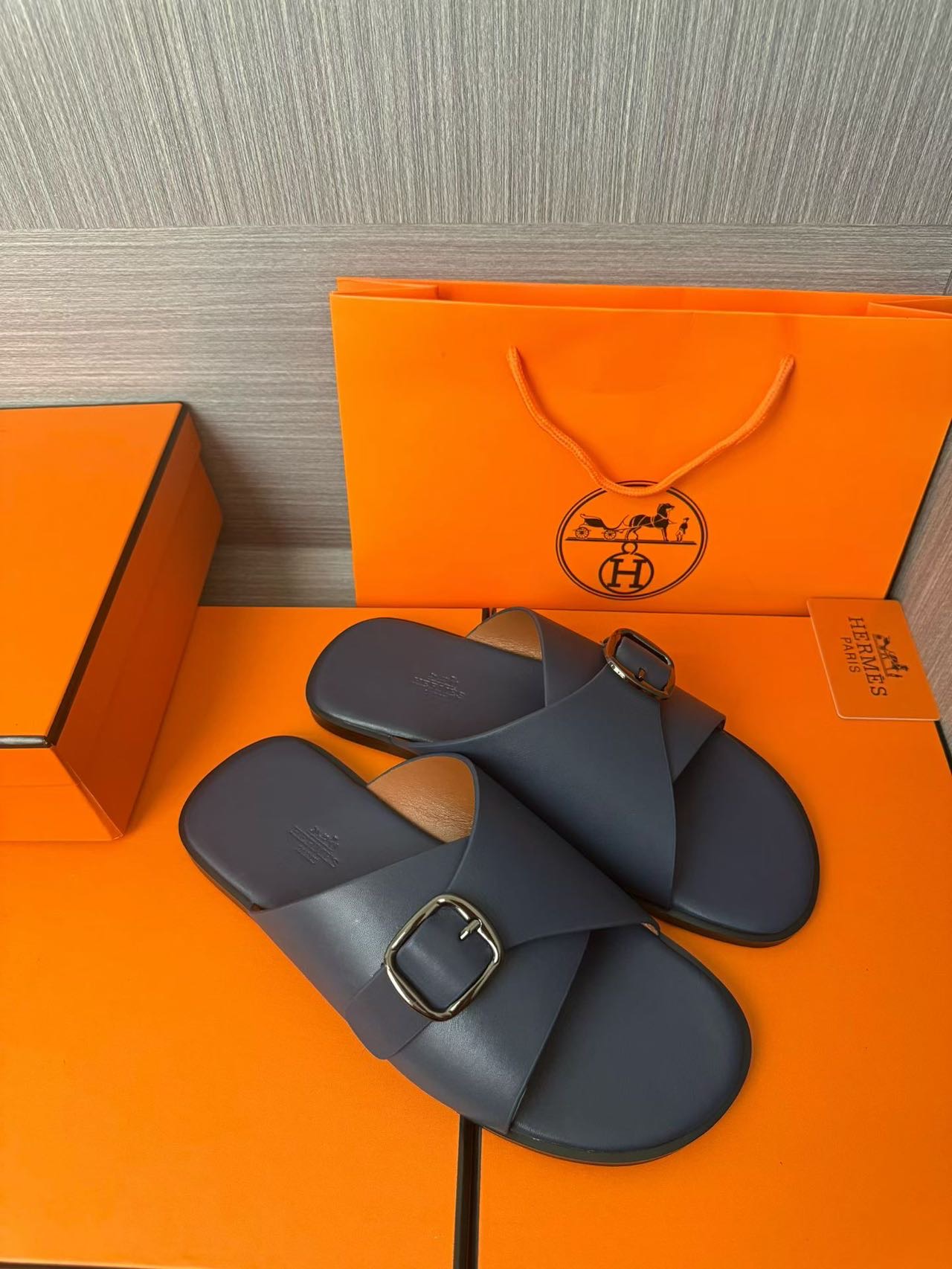 Hermès 一比一 男女款扣帶交叉皮革涼拖 霧藍質感| 14 Hermès 一比一 男女款扣帶交叉皮革涼拖 霧藍質感