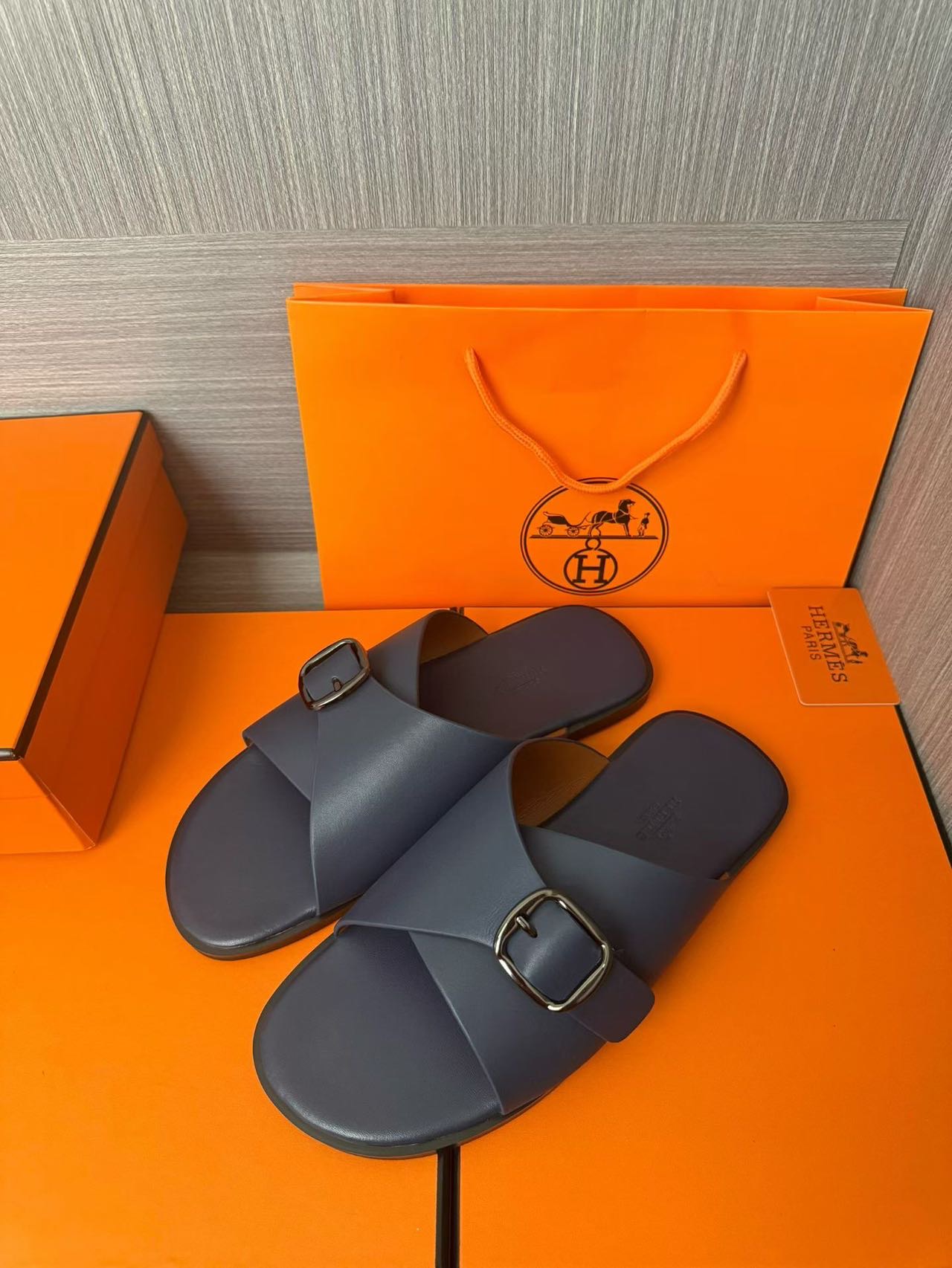 Hermès 一比一 男女款扣帶交叉皮革涼拖 霧藍質感| 13 Hermès 一比一 男女款扣帶交叉皮革涼拖 霧藍質感