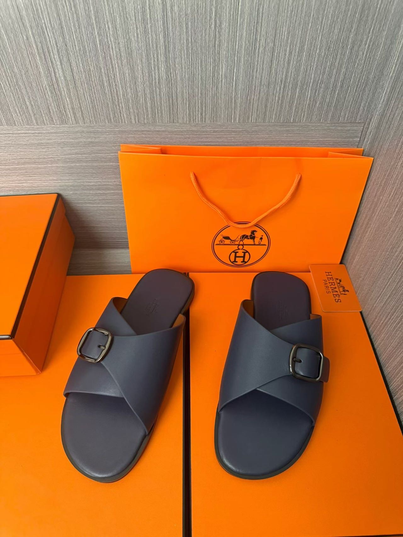 Hermès 一比一 男女款扣帶交叉皮革涼拖 霧藍質感| 12 Hermès 一比一 男女款扣帶交叉皮革涼拖 霧藍質感