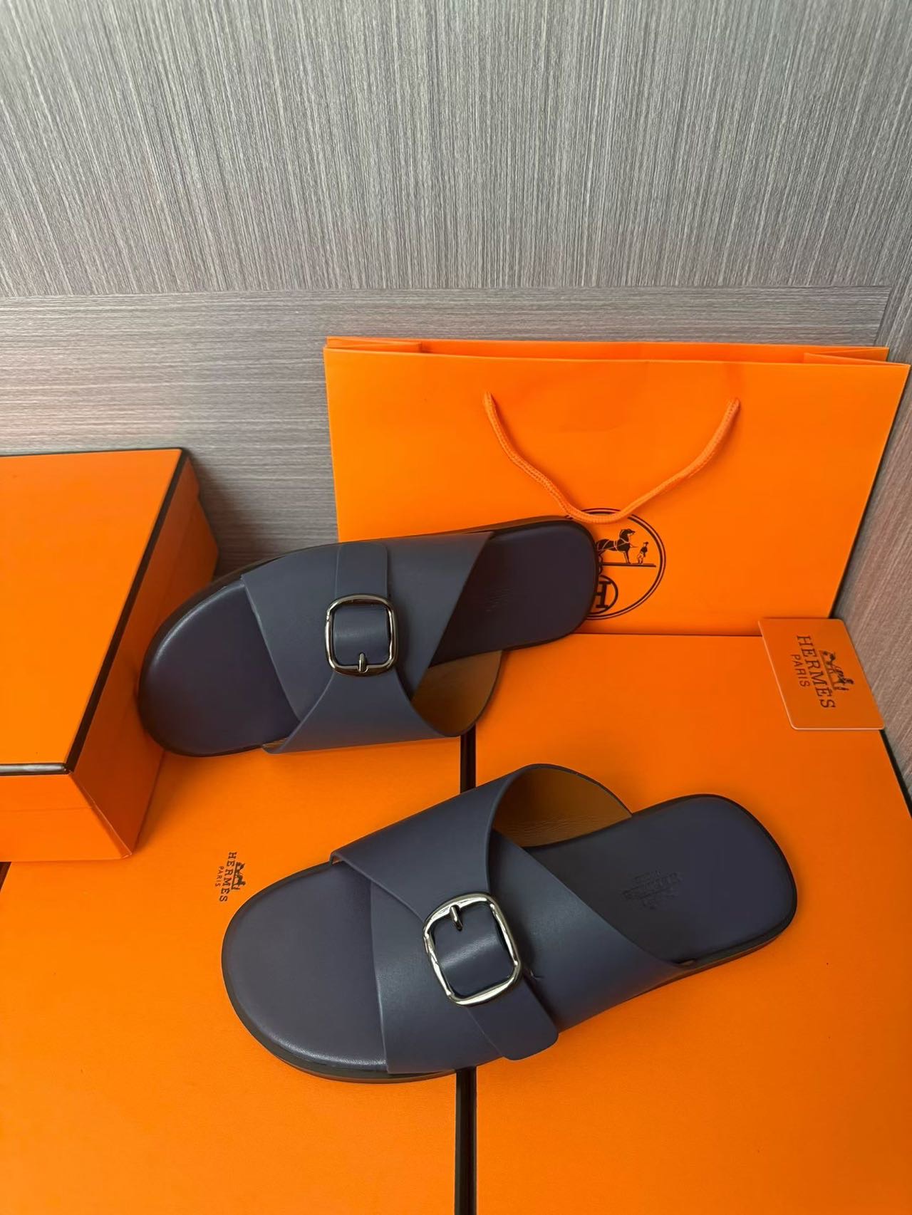 Hermès 一比一 男女款扣帶交叉皮革涼拖 霧藍質感| 11 Hermès 一比一 男女款扣帶交叉皮革涼拖 霧藍質感