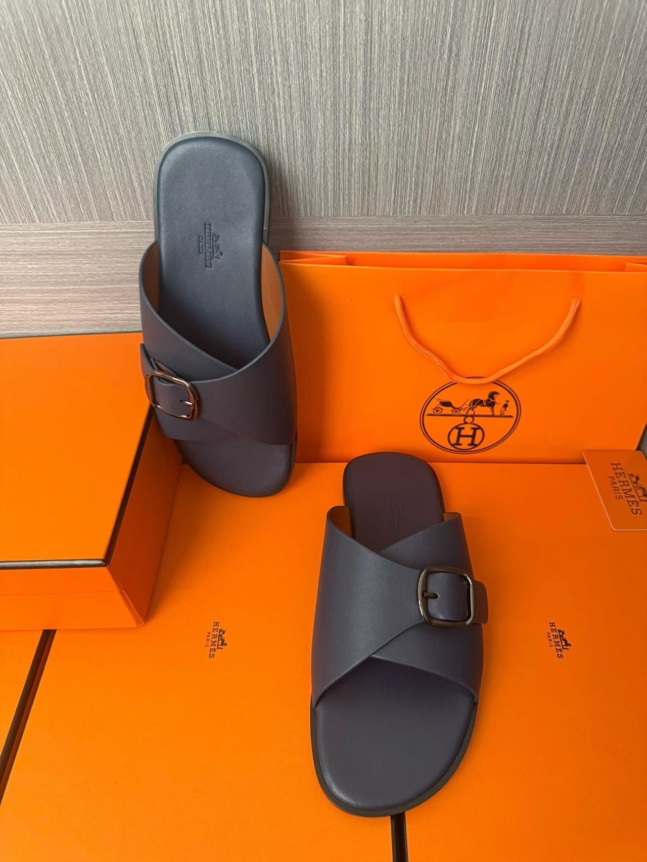 Hermès 一比一 男女款扣帶交叉皮革涼拖 霧藍質感| 10 Hermès 一比一 男女款扣帶交叉皮革涼拖 霧藍質感