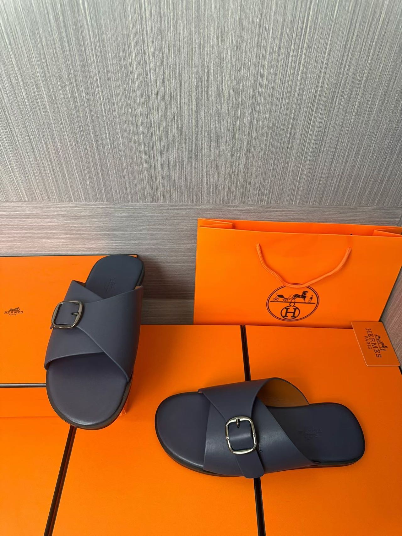 Hermès 一比一 男女款扣帶交叉皮革涼拖 霧藍質感| 9 Hermès 一比一 男女款扣帶交叉皮革涼拖 霧藍質感