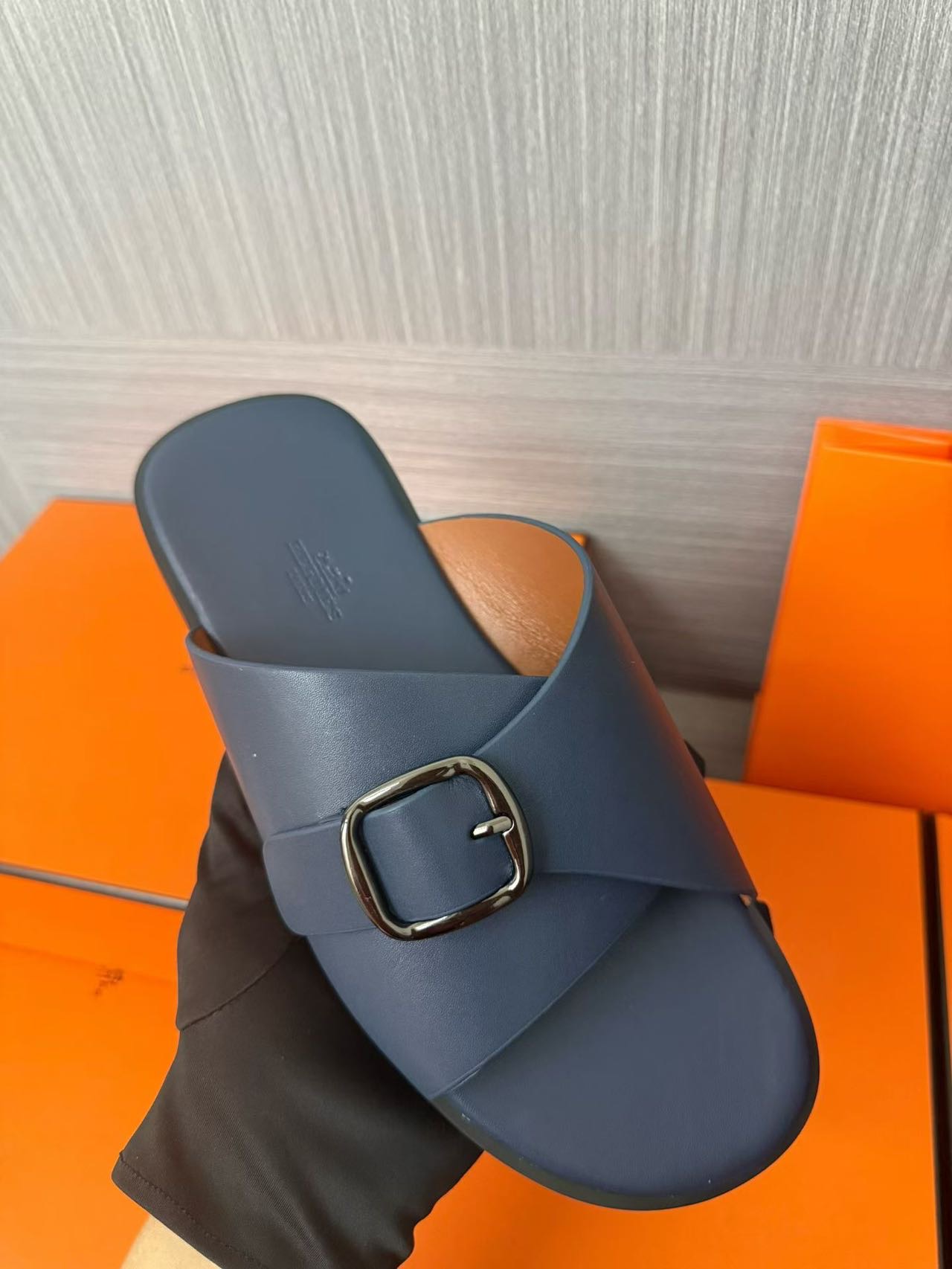 Hermès 一比一 男女款扣帶交叉皮革涼拖 霧藍質感| 8 Hermès 一比一 男女款扣帶交叉皮革涼拖 霧藍質感