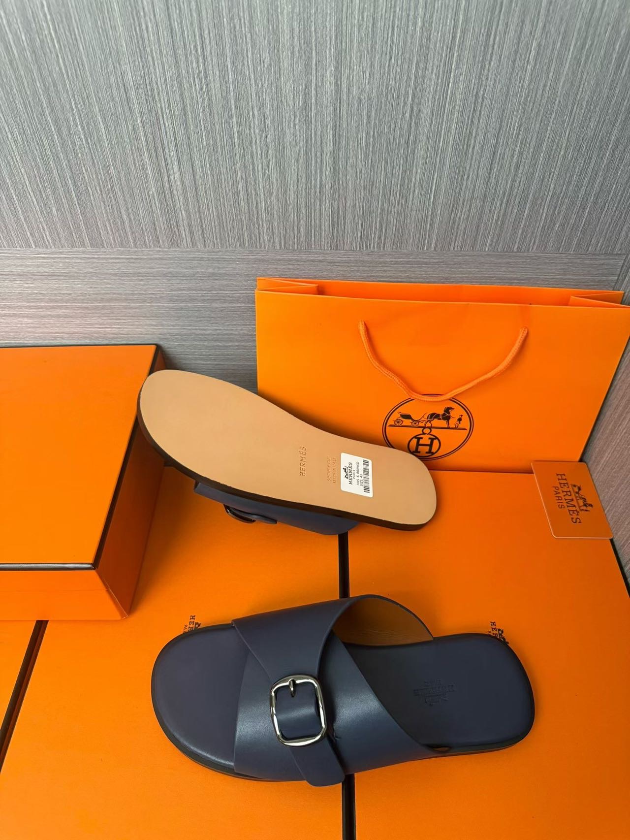 Hermès 一比一 男女款扣帶交叉皮革涼拖 霧藍質感| 7 Hermès 一比一 男女款扣帶交叉皮革涼拖 霧藍質感