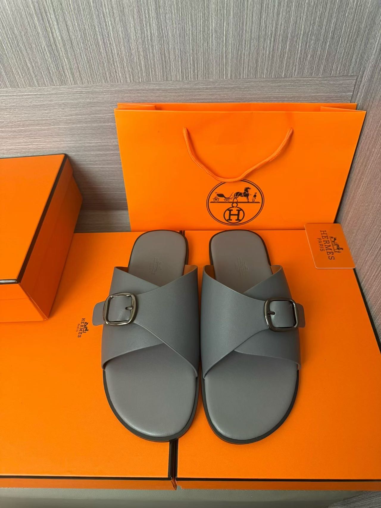 Hermès 高仿 男女款扣帶交叉皮革涼拖 冷灰極簡| 2 Hermès 高仿 男女款扣帶交叉皮革涼拖 冷灰極簡