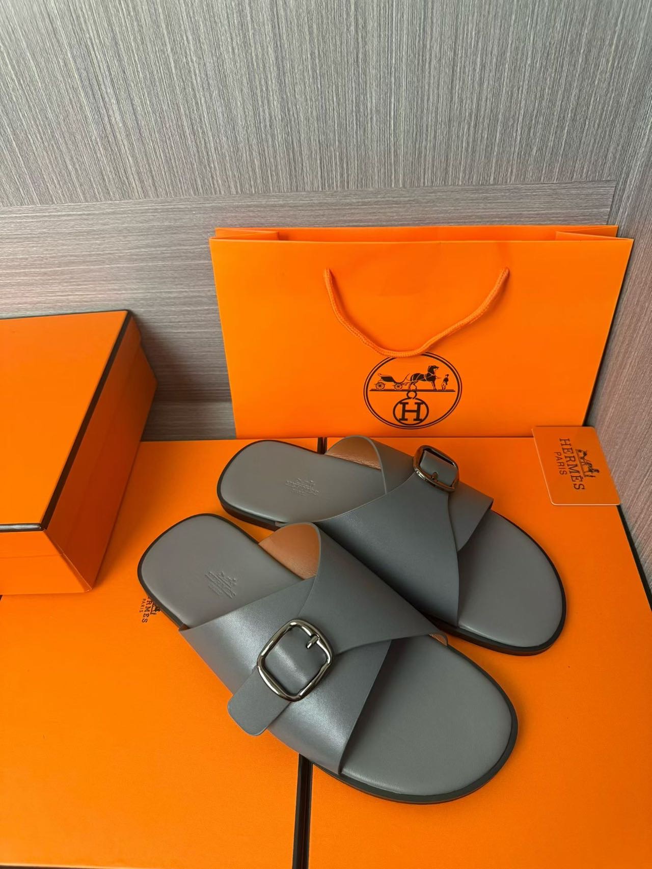 Hermès 高仿 男女款扣帶交叉皮革涼拖 冷灰極簡| 14 Hermès 高仿 男女款扣帶交叉皮革涼拖 冷灰極簡