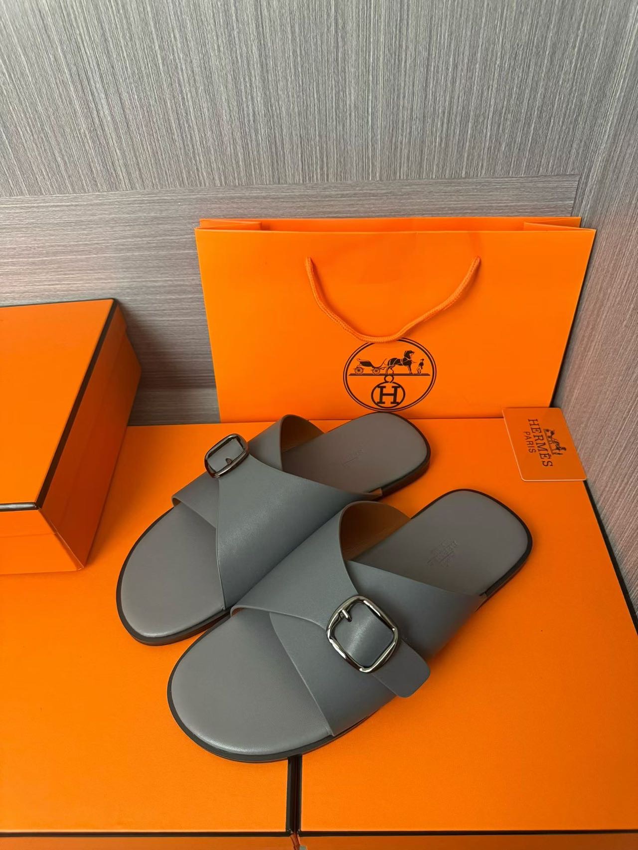 Hermès 高仿 男女款扣帶交叉皮革涼拖 冷灰極簡| 13 Hermès 高仿 男女款扣帶交叉皮革涼拖 冷灰極簡