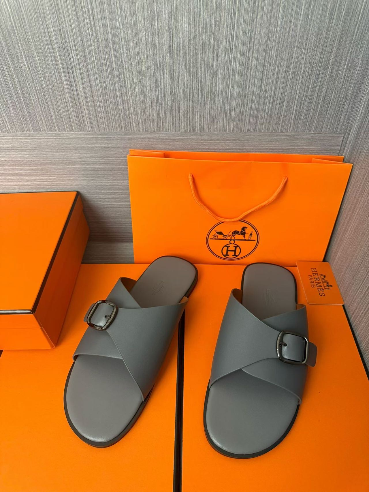 Hermès 高仿 男女款扣帶交叉皮革涼拖 冷灰極簡| 12 Hermès 高仿 男女款扣帶交叉皮革涼拖 冷灰極簡