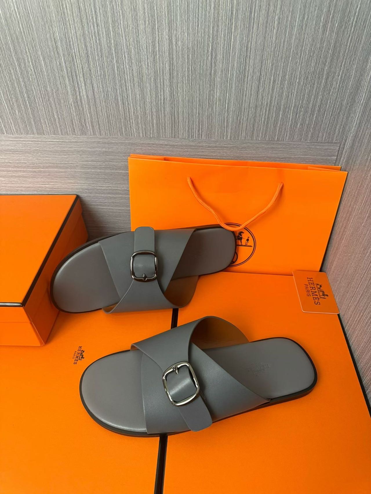Hermès 高仿 男女款扣帶交叉皮革涼拖 冷灰極簡| 11 Hermès 高仿 男女款扣帶交叉皮革涼拖 冷灰極簡