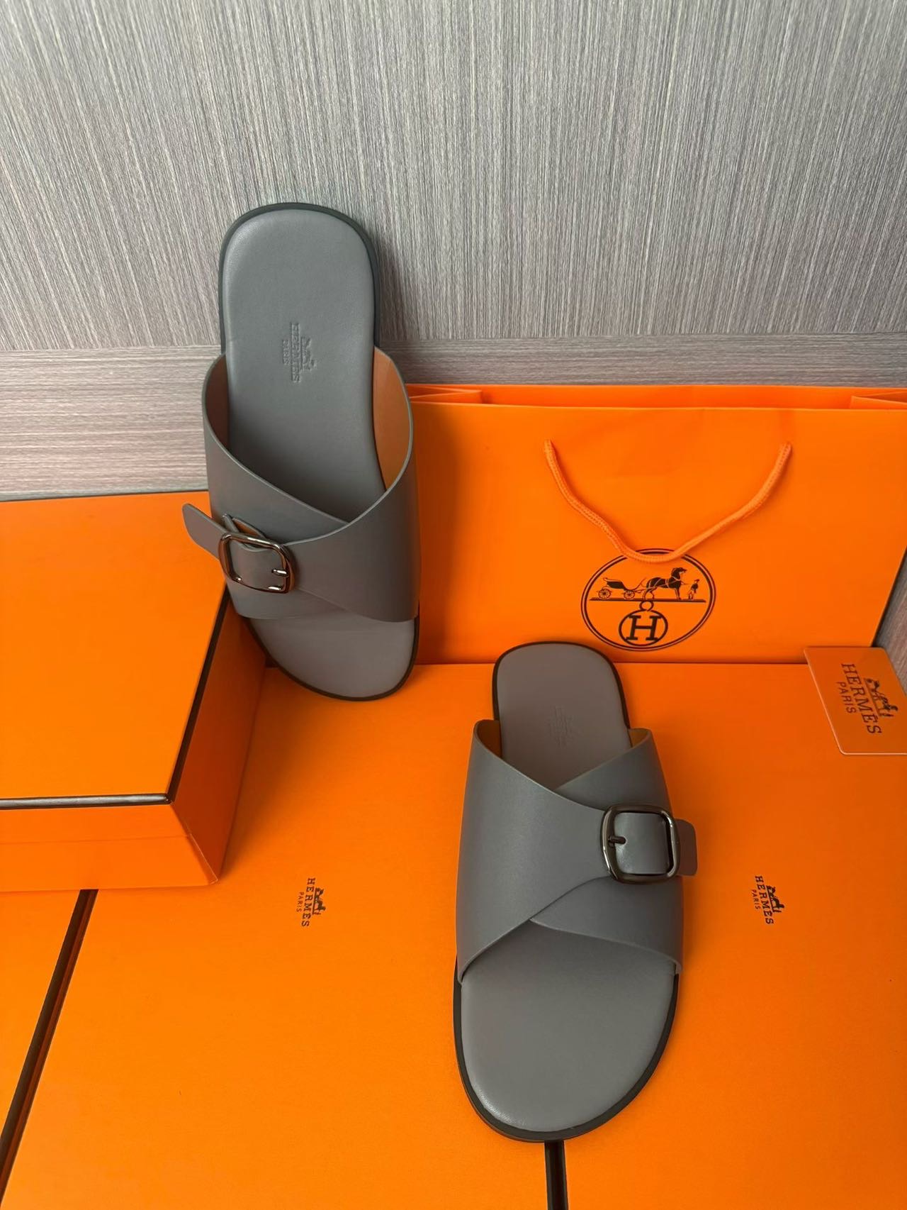 Hermès 高仿 男女款扣帶交叉皮革涼拖 冷灰極簡| 10 Hermès 高仿 男女款扣帶交叉皮革涼拖 冷灰極簡