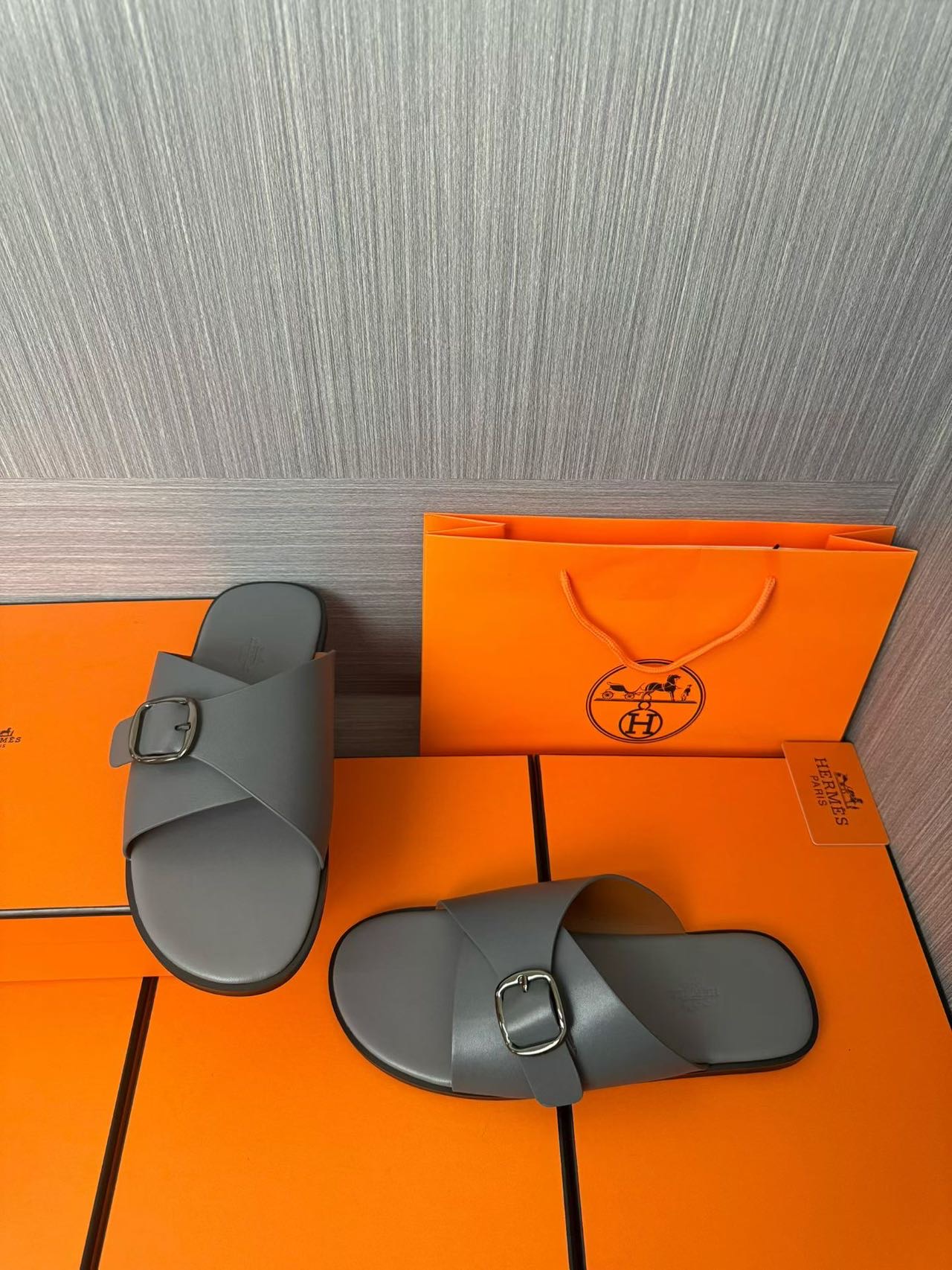 Hermès 高仿 男女款扣帶交叉皮革涼拖 冷灰極簡| 9 Hermès 高仿 男女款扣帶交叉皮革涼拖 冷灰極簡