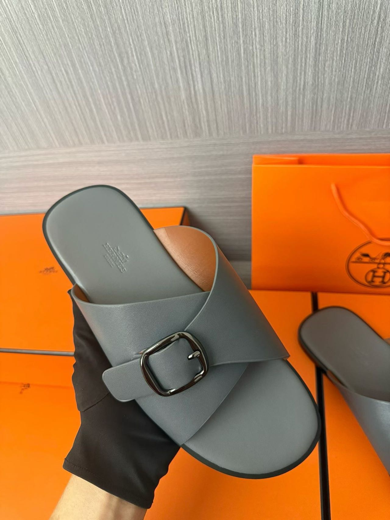 Hermès 高仿 男女款扣帶交叉皮革涼拖 冷灰極簡| 8 Hermès 高仿 男女款扣帶交叉皮革涼拖 冷灰極簡