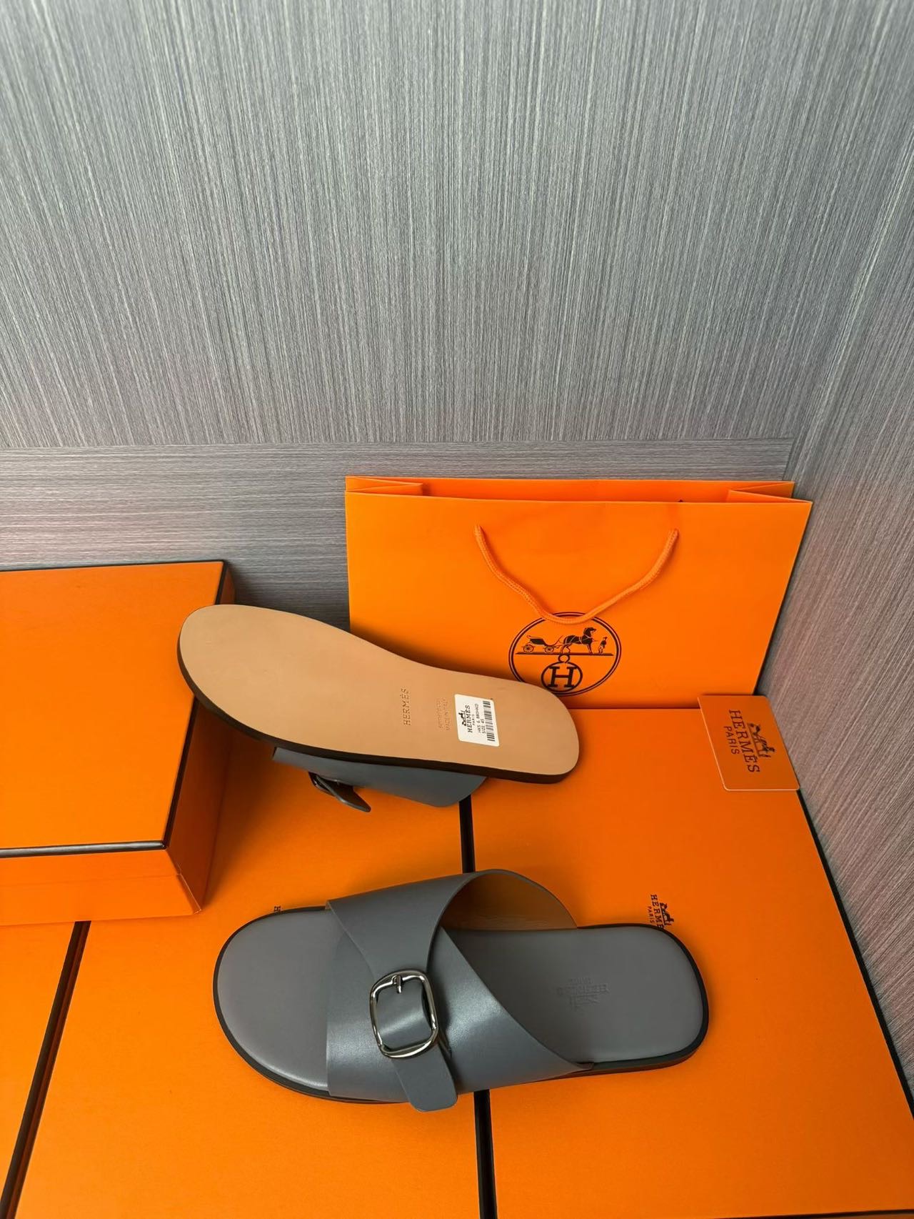 Hermès 高仿 男女款扣帶交叉皮革涼拖 冷灰極簡| 7 Hermès 高仿 男女款扣帶交叉皮革涼拖 冷灰極簡