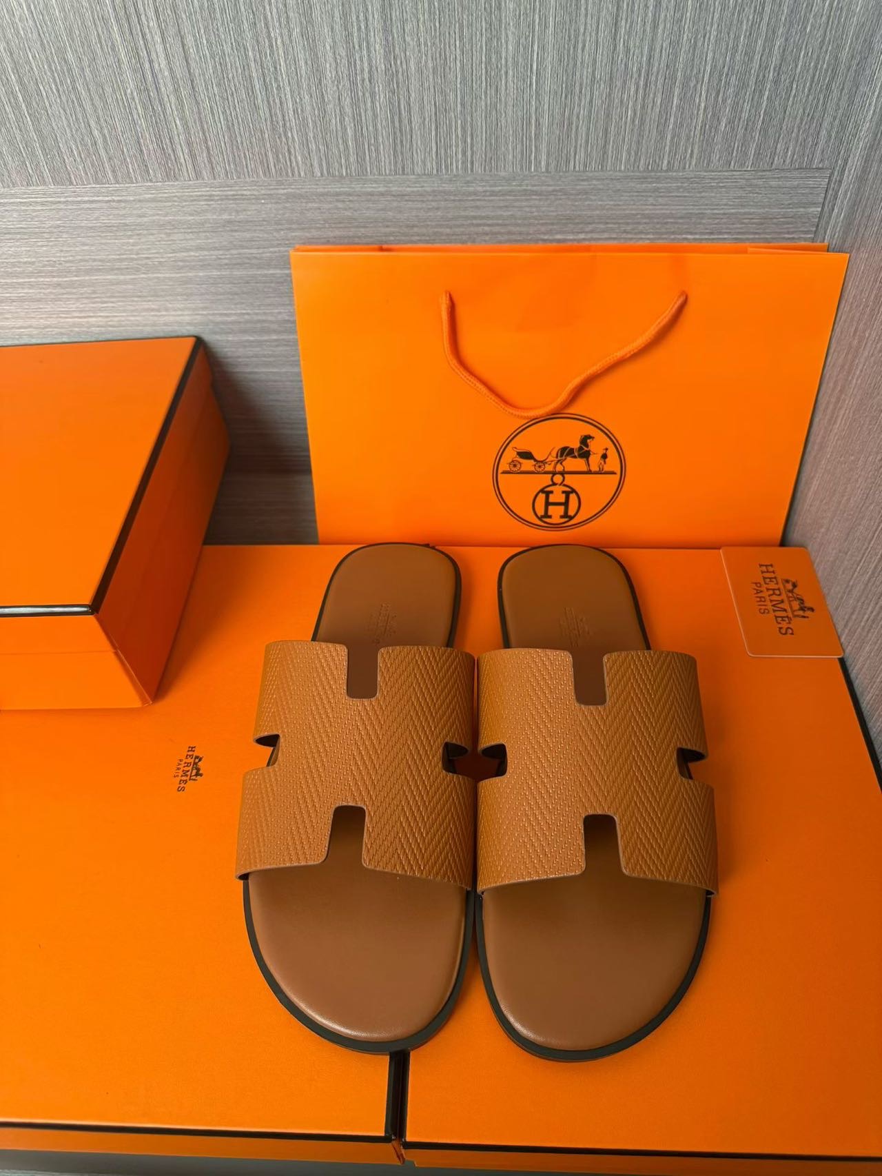 Hermès 原單 男女款 H 型皮革涼拖 焦糖經典| 2 Hermès 原單 男女款 H 型皮革涼拖 焦糖經典