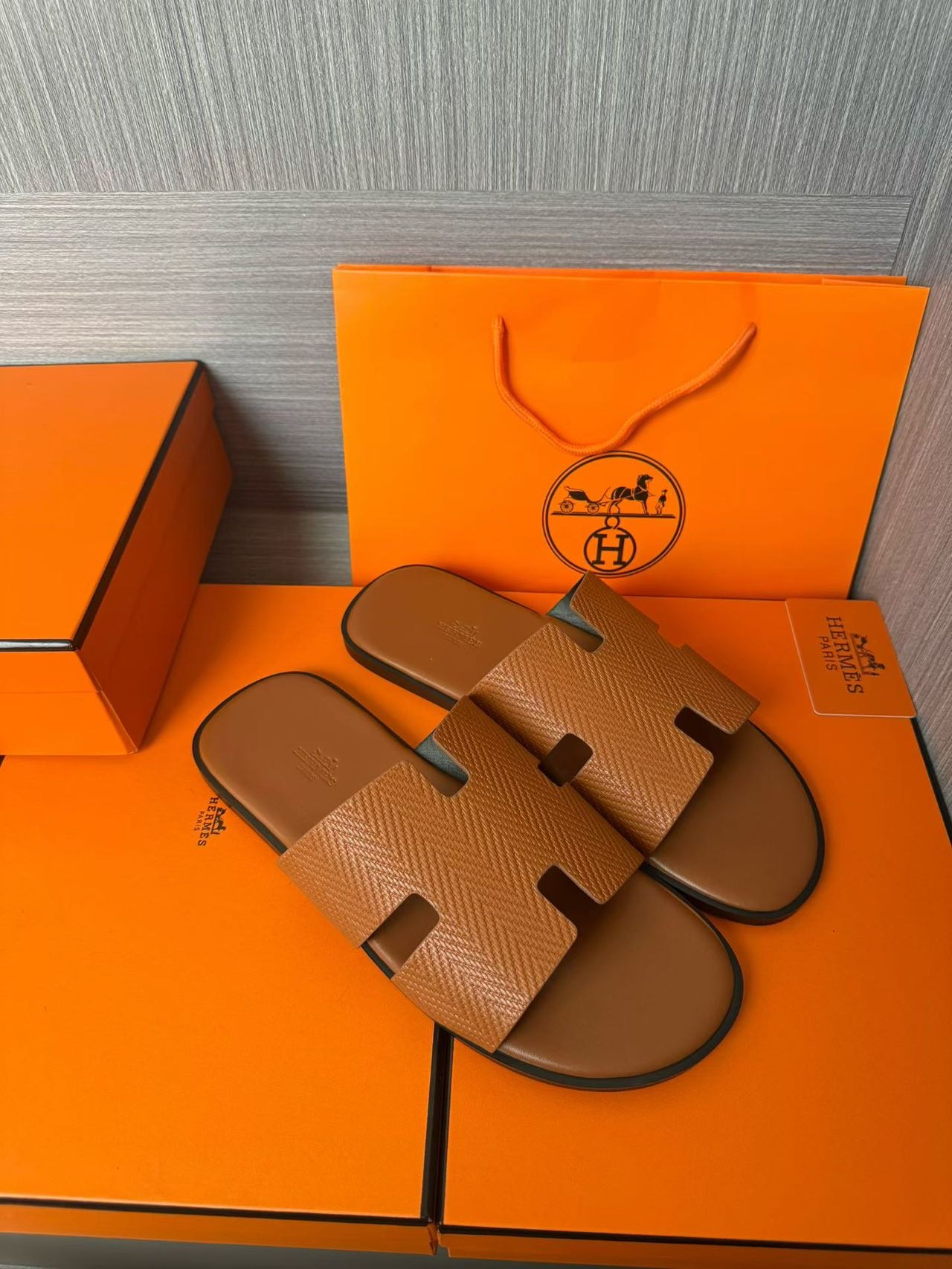 Hermès 原單 男女款 H 型皮革涼拖 焦糖經典| 13 Hermès 原單 男女款 H 型皮革涼拖 焦糖經典