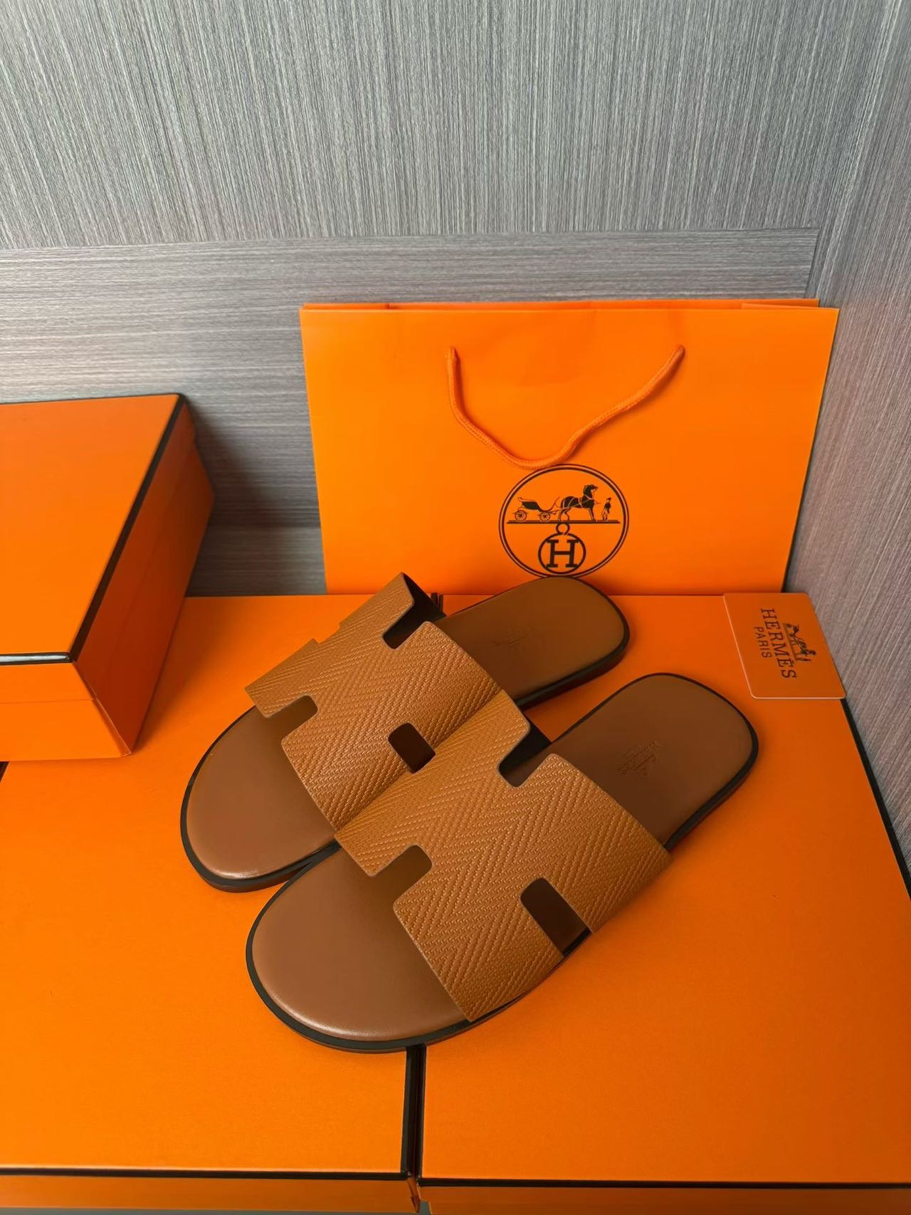 Hermès 原單 男女款 H 型皮革涼拖 焦糖經典| 12 Hermès 原單 男女款 H 型皮革涼拖 焦糖經典