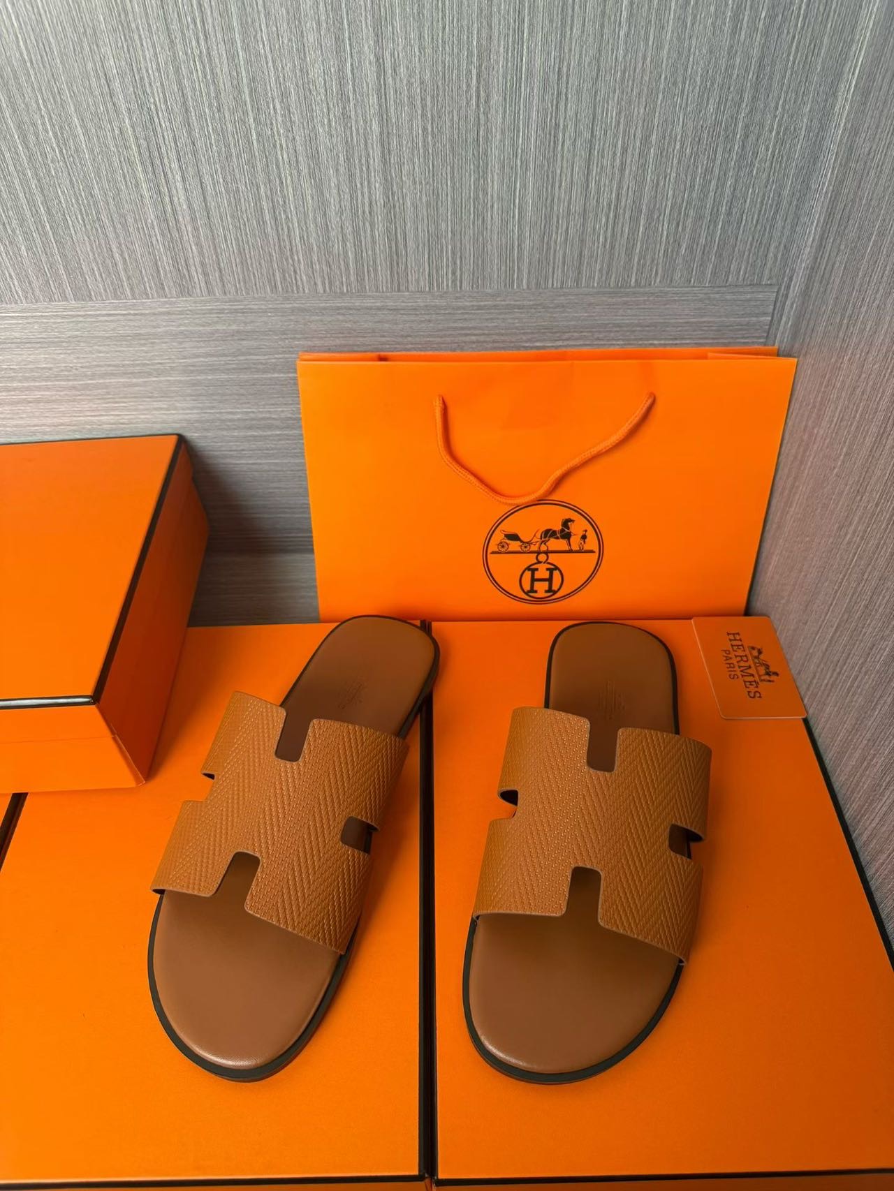 Hermès 原單 男女款 H 型皮革涼拖 焦糖經典| 11 Hermès 原單 男女款 H 型皮革涼拖 焦糖經典