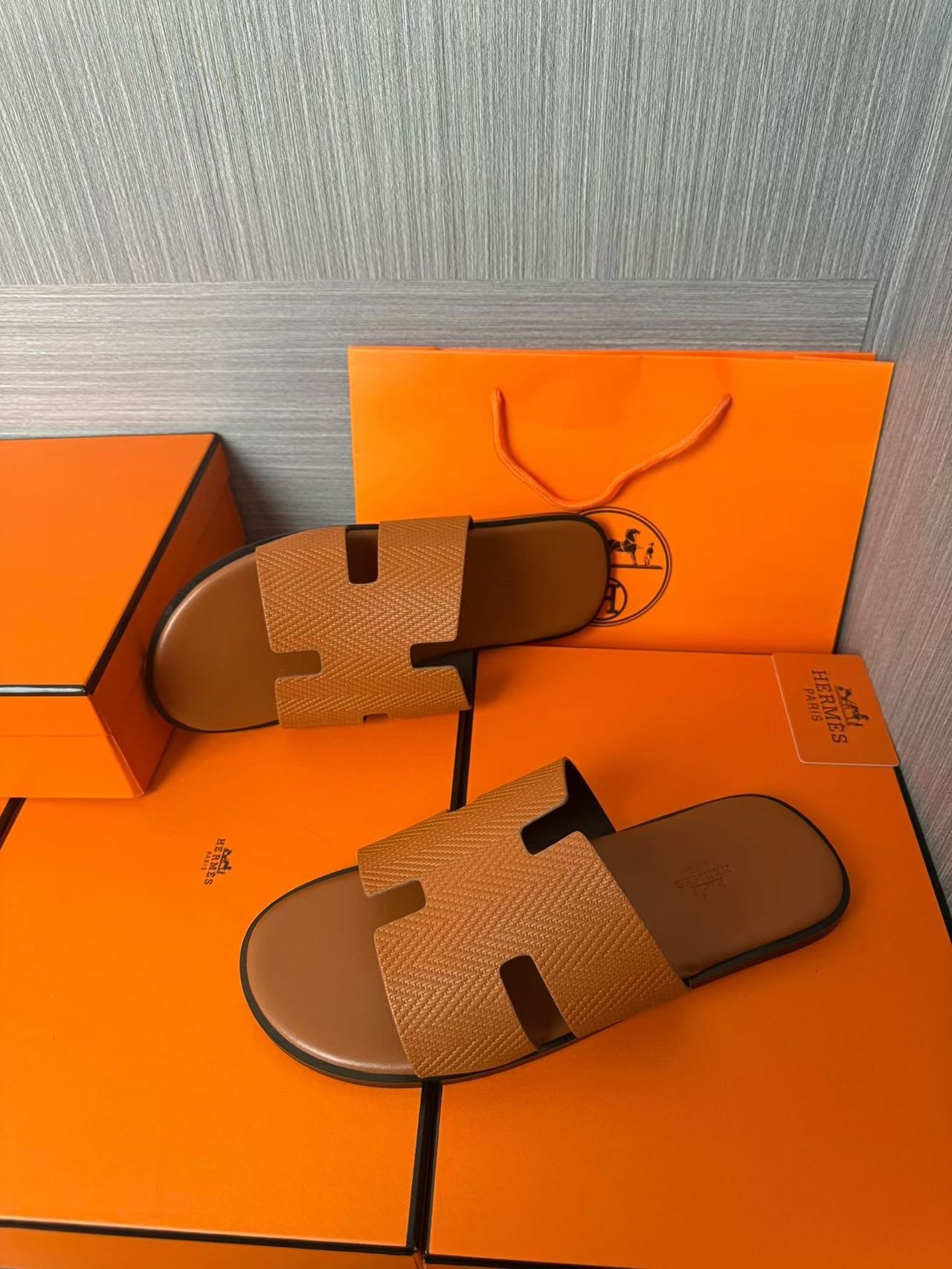 Hermès 原單 男女款 H 型皮革涼拖 焦糖經典| 10 Hermès 原單 男女款 H 型皮革涼拖 焦糖經典