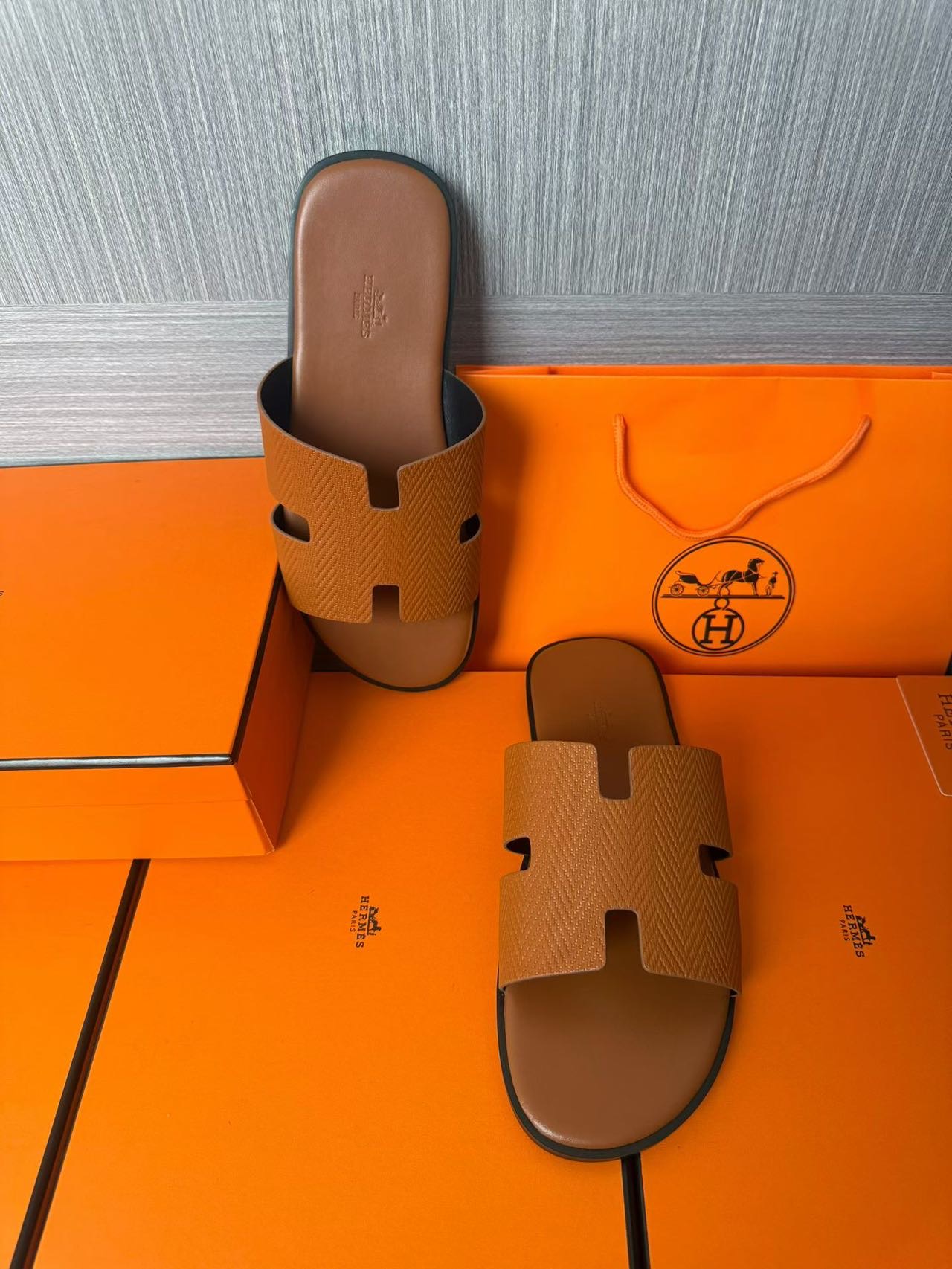 Hermès 原單 男女款 H 型皮革涼拖 焦糖經典| 9 Hermès 原單 男女款 H 型皮革涼拖 焦糖經典