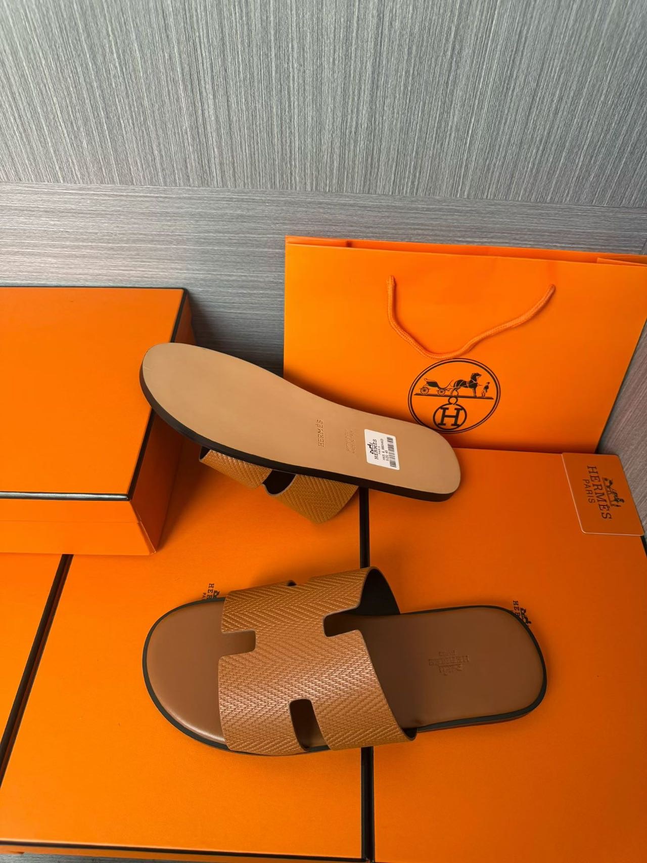 Hermès 原單 男女款 H 型皮革涼拖 焦糖經典| 14 Hermès 原單 男女款 H 型皮革涼拖 焦糖經典