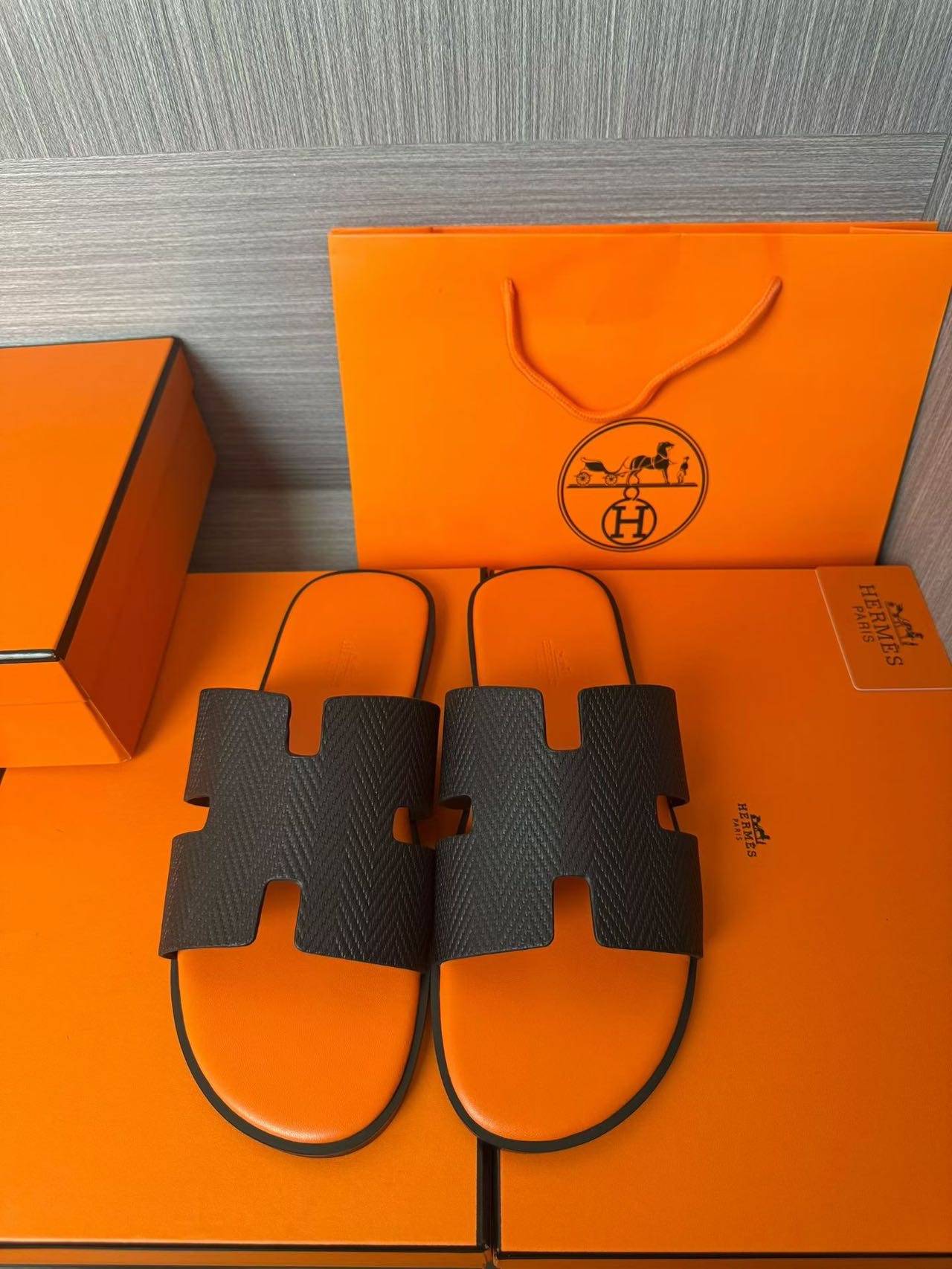 Hermès 高仿 男女款 H 型皮革涼拖 黑橘對比| 2 Hermès 高仿 男女款 H 型皮革涼拖 黑橘對比