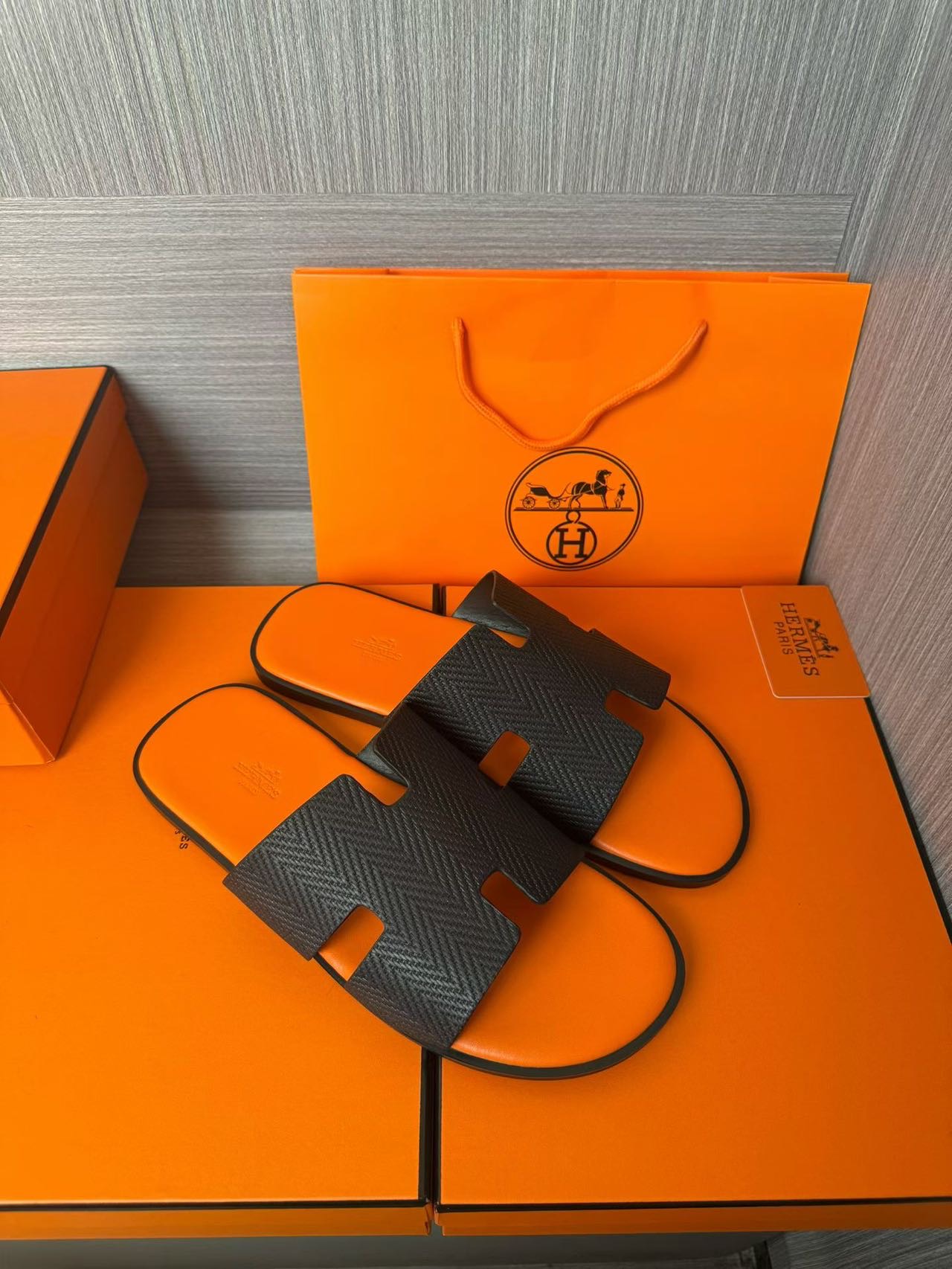 Hermès 高仿 男女款 H 型皮革涼拖 黑橘對比| 14 Hermès 高仿 男女款 H 型皮革涼拖 黑橘對比