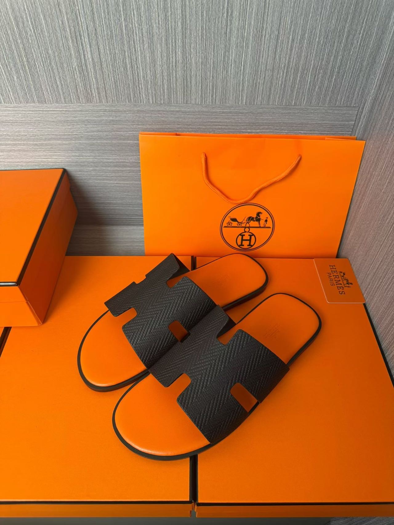 Hermès 高仿 男女款 H 型皮革涼拖 黑橘對比| 13 Hermès 高仿 男女款 H 型皮革涼拖 黑橘對比