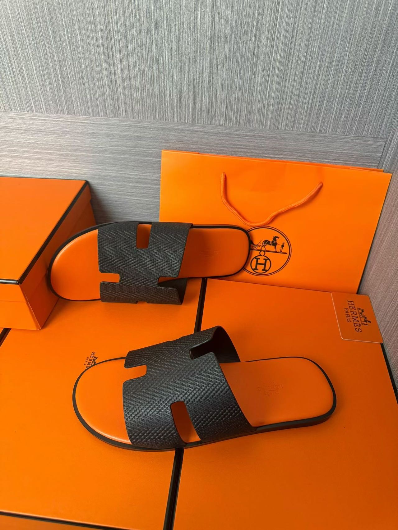 Hermès 高仿 男女款 H 型皮革涼拖 黑橘對比| 11 Hermès 高仿 男女款 H 型皮革涼拖 黑橘對比