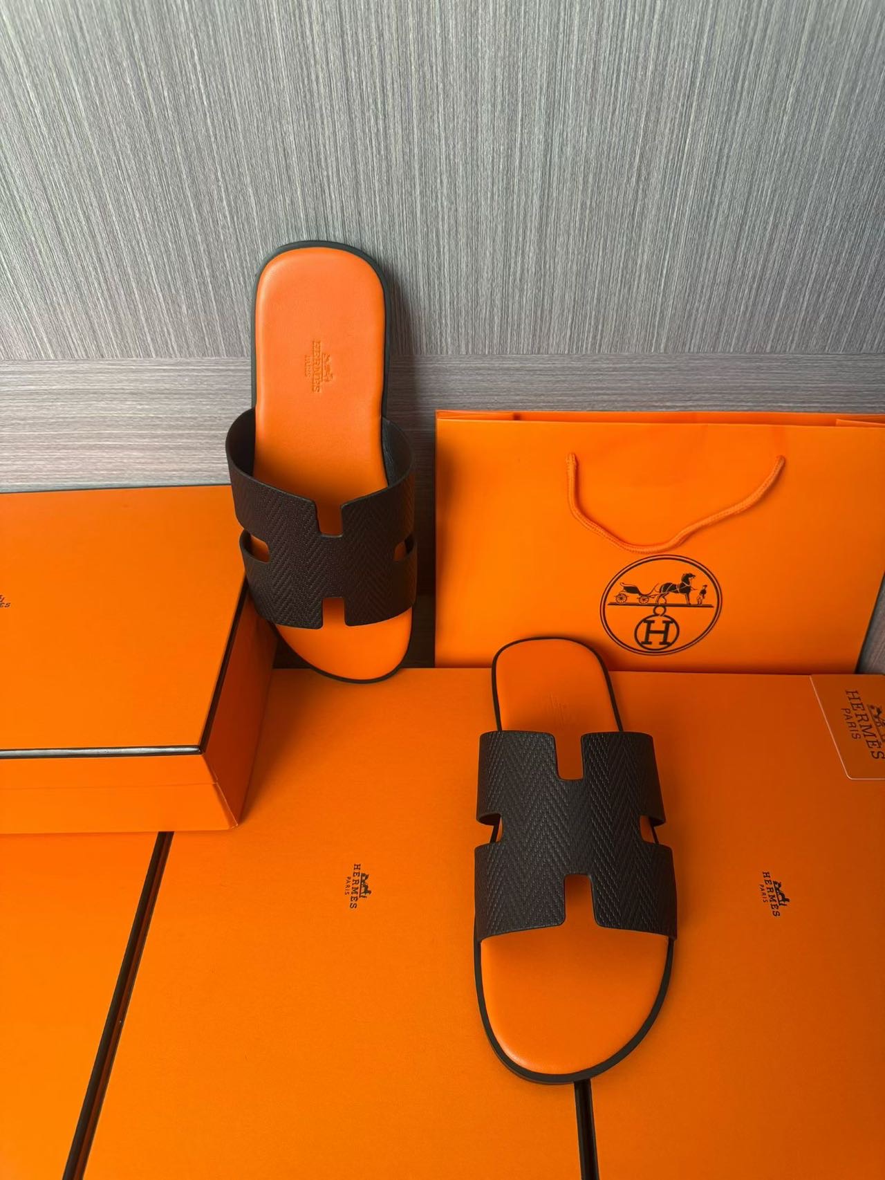 Hermès 高仿 男女款 H 型皮革涼拖 黑橘對比| 10 Hermès 高仿 男女款 H 型皮革涼拖 黑橘對比