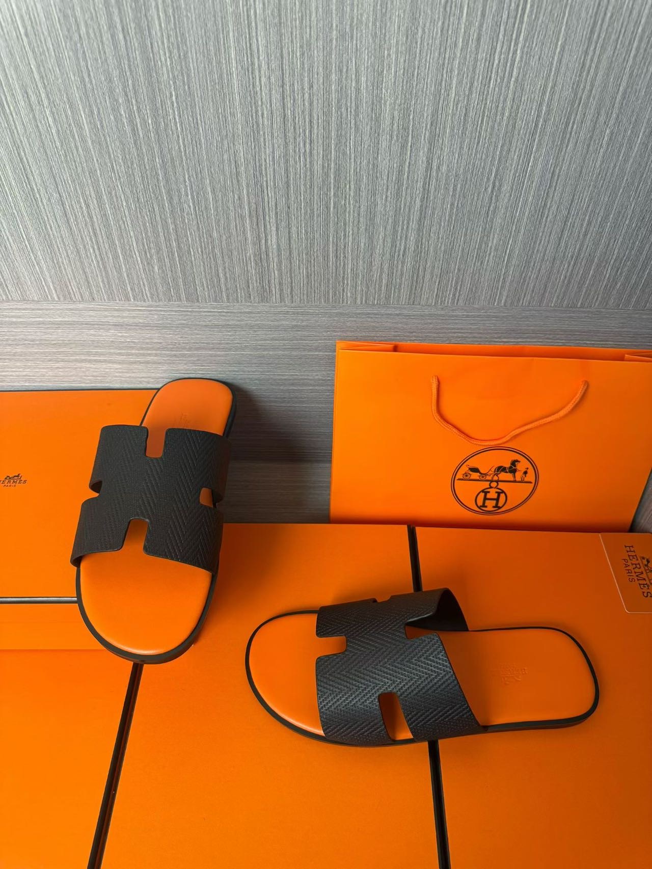 Hermès 高仿 男女款 H 型皮革涼拖 黑橘對比| 9 Hermès 高仿 男女款 H 型皮革涼拖 黑橘對比