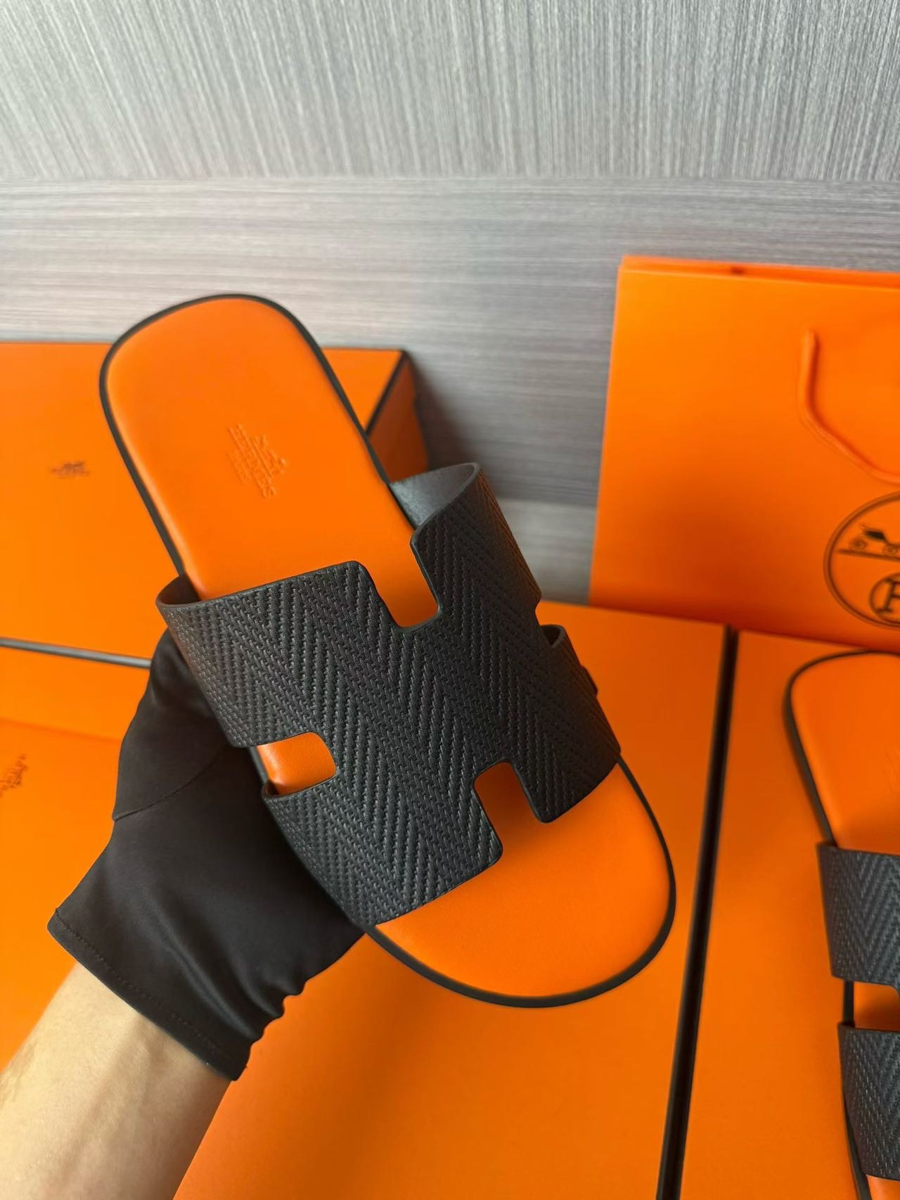 Hermès 高仿 男女款 H 型皮革涼拖 黑橘對比| 8 Hermès 高仿 男女款 H 型皮革涼拖 黑橘對比
