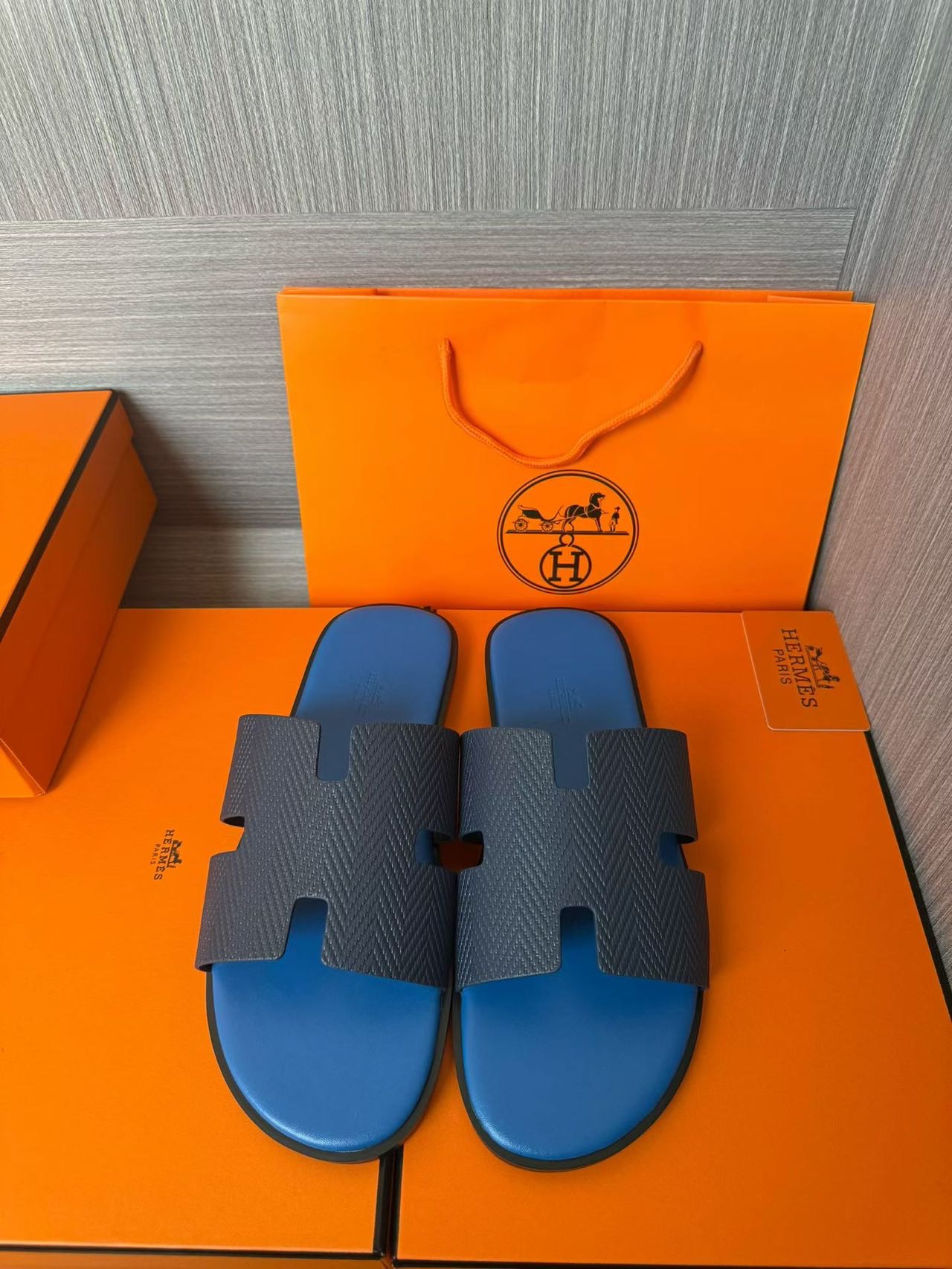 Hermès A貨 男女款 H 型皮革涼拖 亮藍撞色| 2 Hermès A貨 男女款 H 型皮革涼拖 亮藍撞色